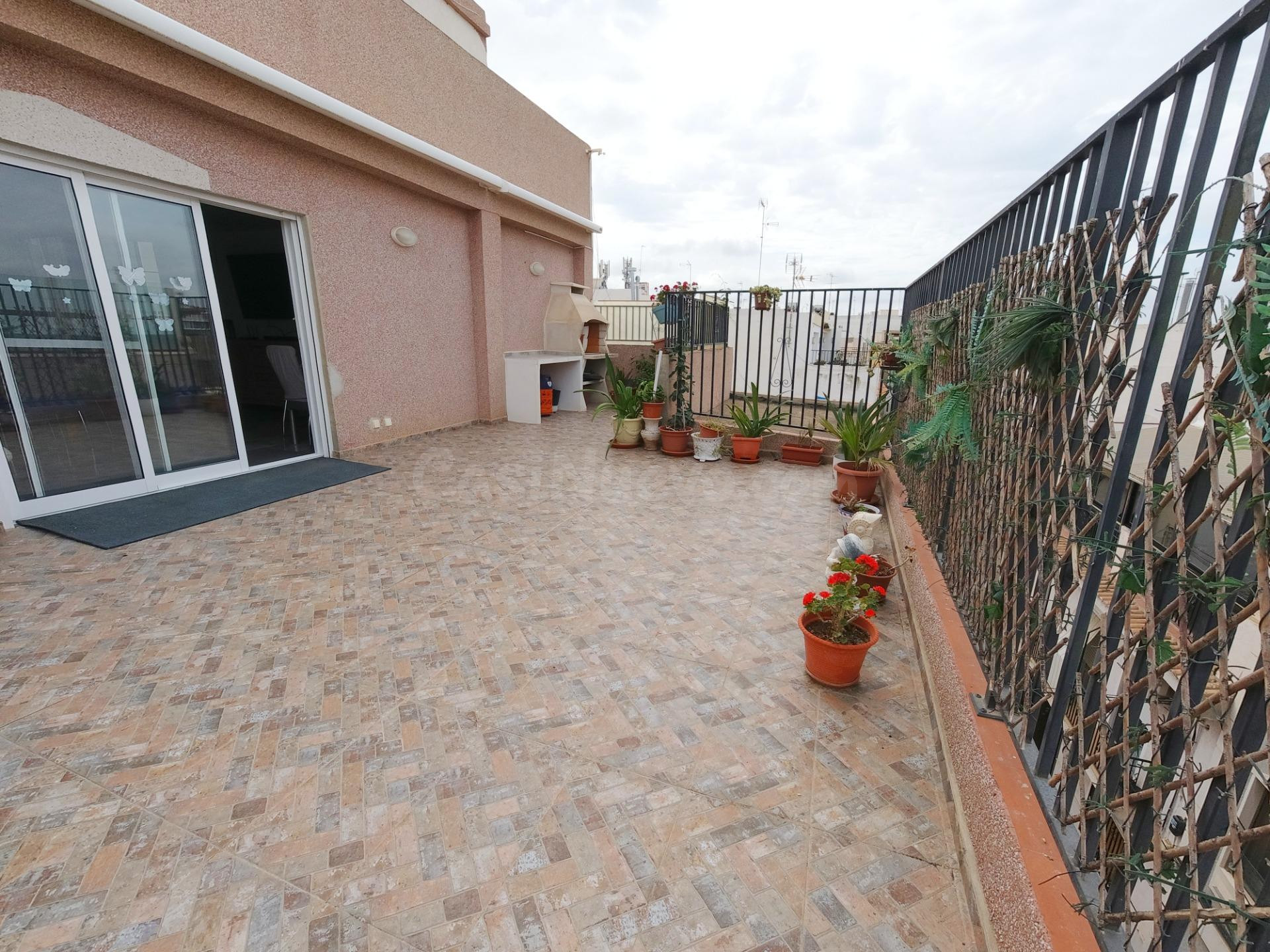 Ático exclusivo reformado con amplia terraza en pleno Raval de Elche