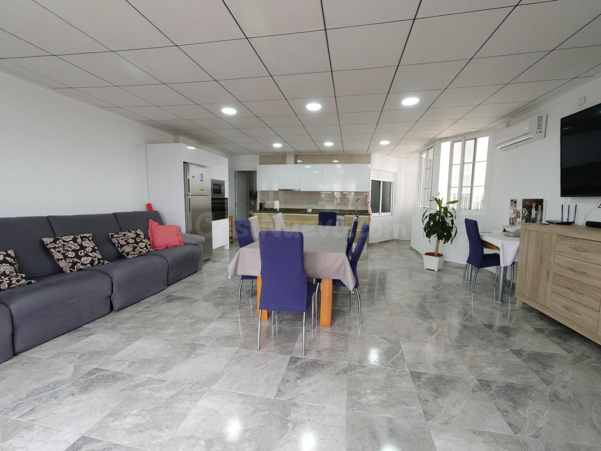 Ático exclusivo reformado con amplia terraza en pleno Raval  - foto 2