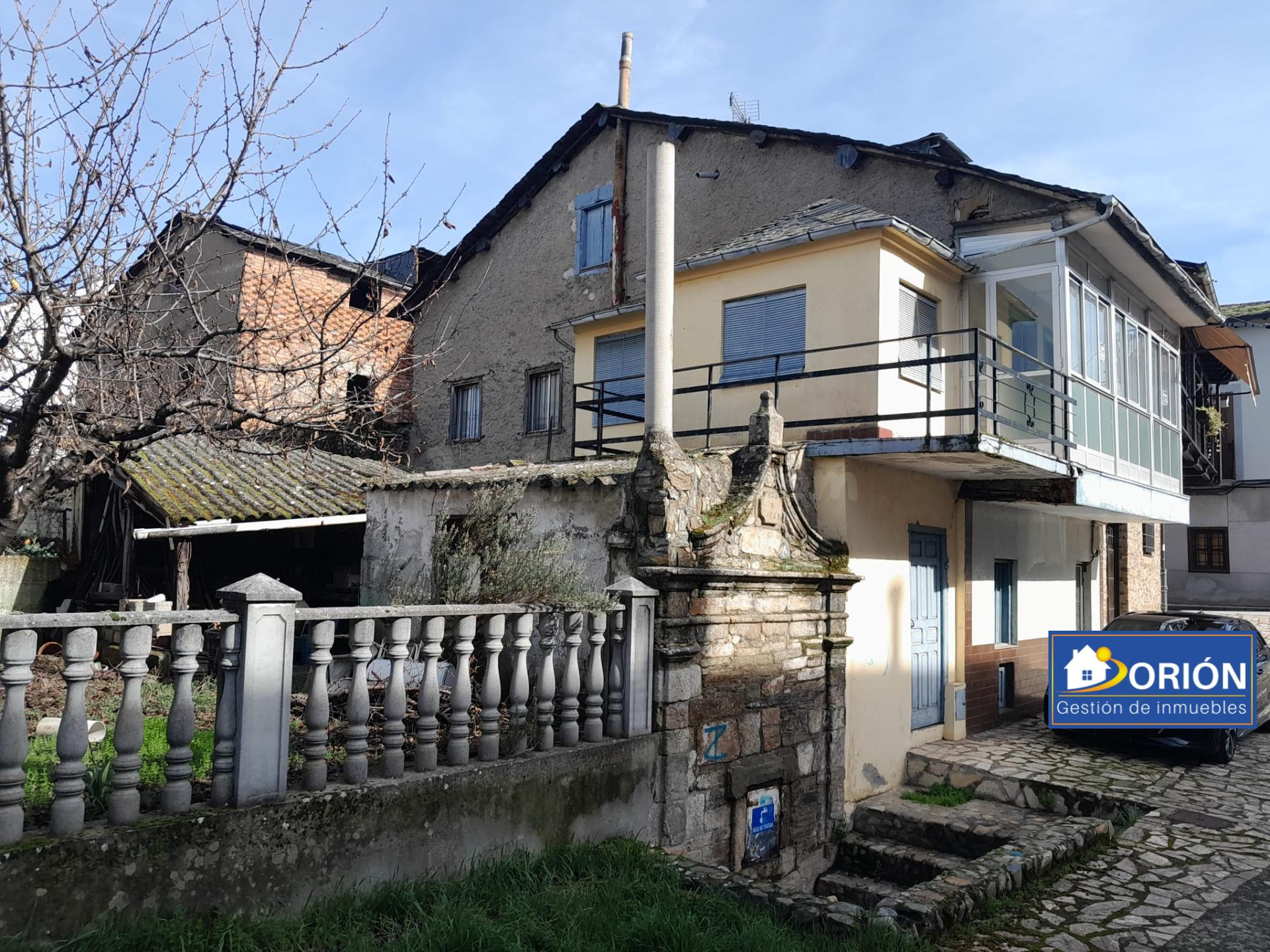 CASA CON PATIO PARA REFORMAR EN CACABELOS