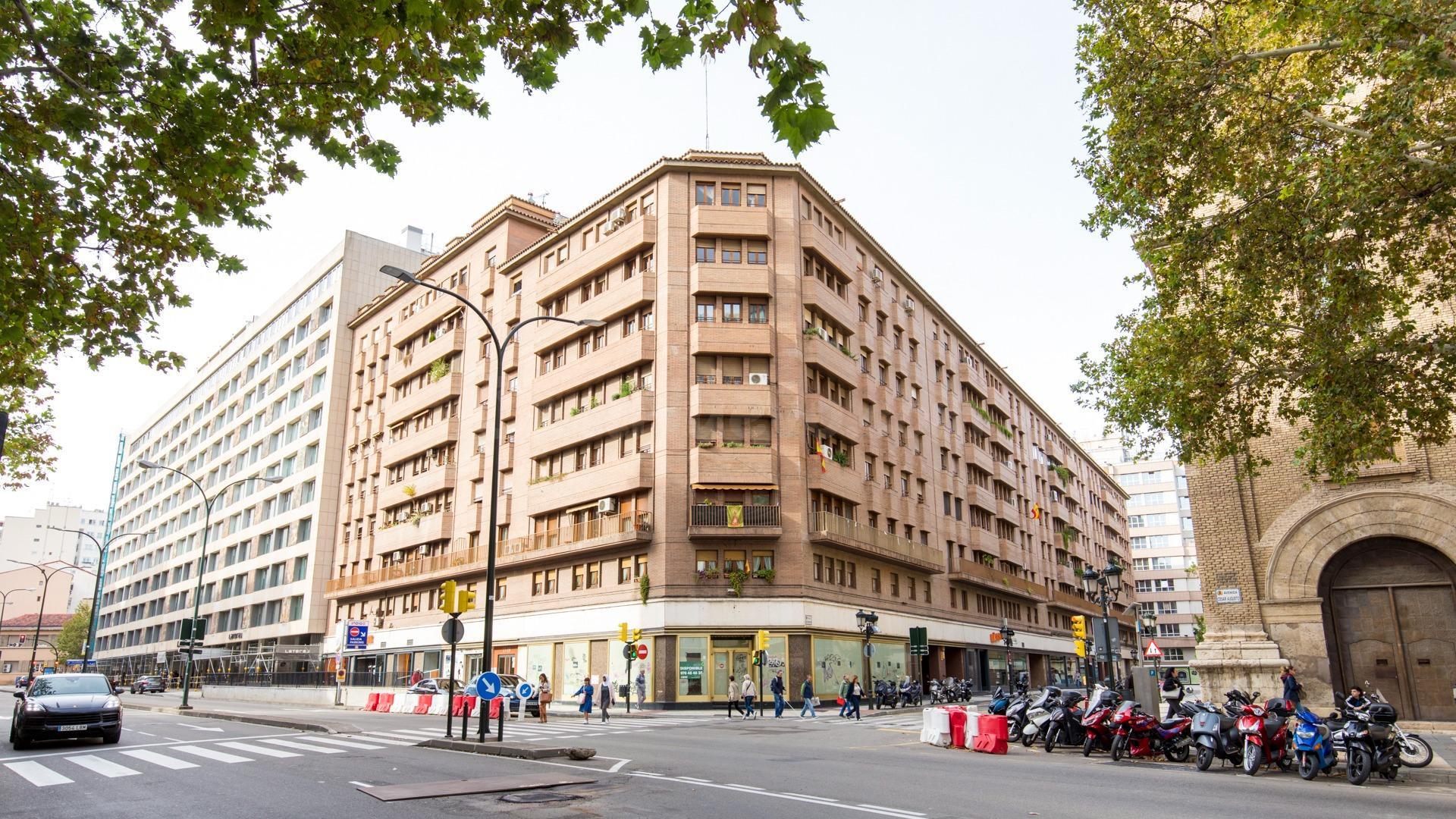 Amplia Vivienda en Avenida César Augusto con Garaje
