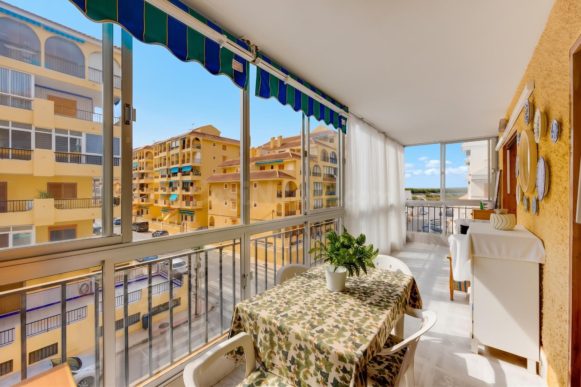 Apartamento semi reformado con orientación sur, vistas laterales al mar y piscina comunitaria.