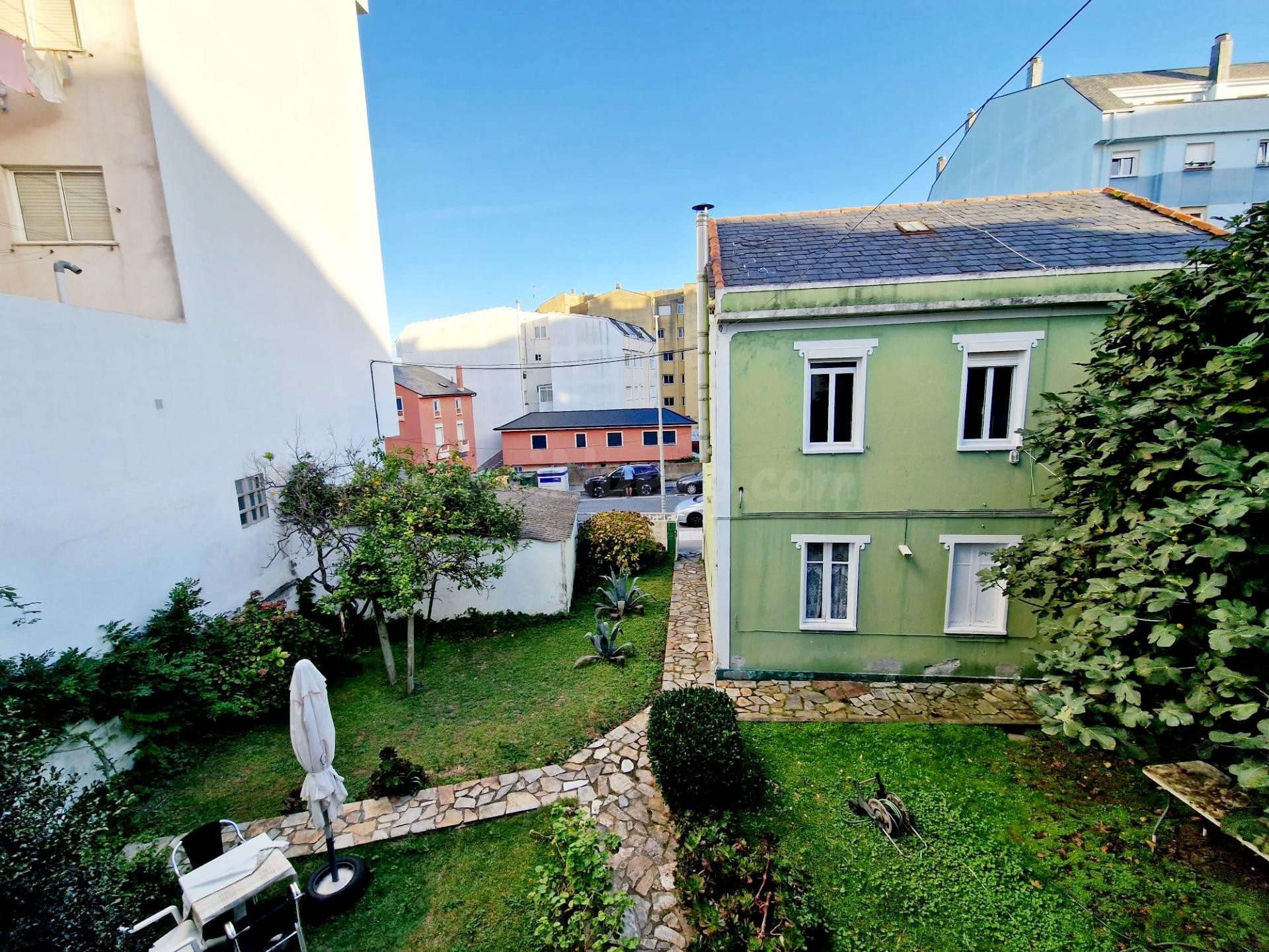 EXCLUSIVO CONJUNTO DE DOS CASAS CON JARDÍN Y GARAJE A 300 ME - foto 2