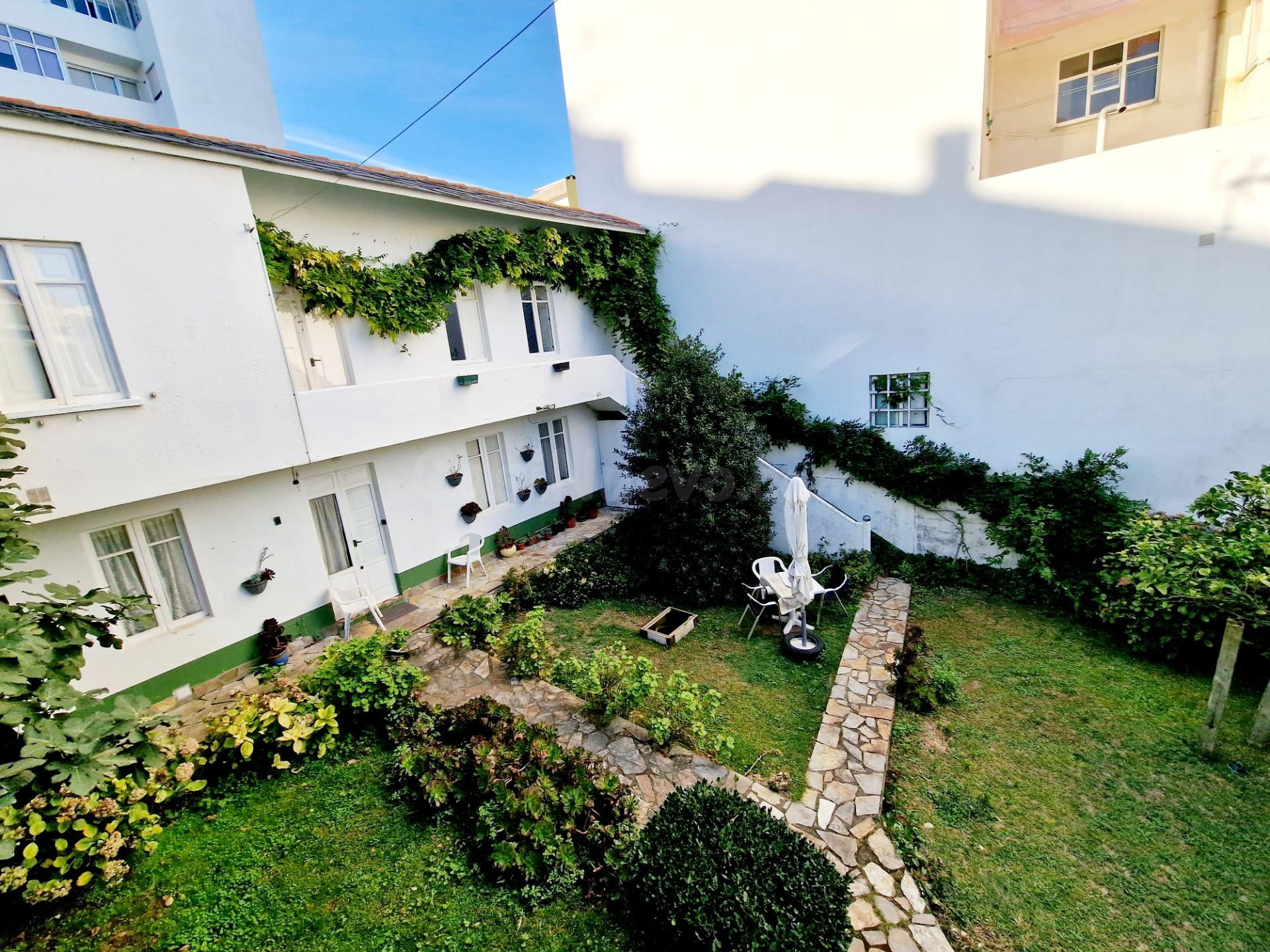 EXCLUSIVO CONJUNTO DE DOS CASAS CON JARDÍN Y GARAJE A 300 ME - foto 3