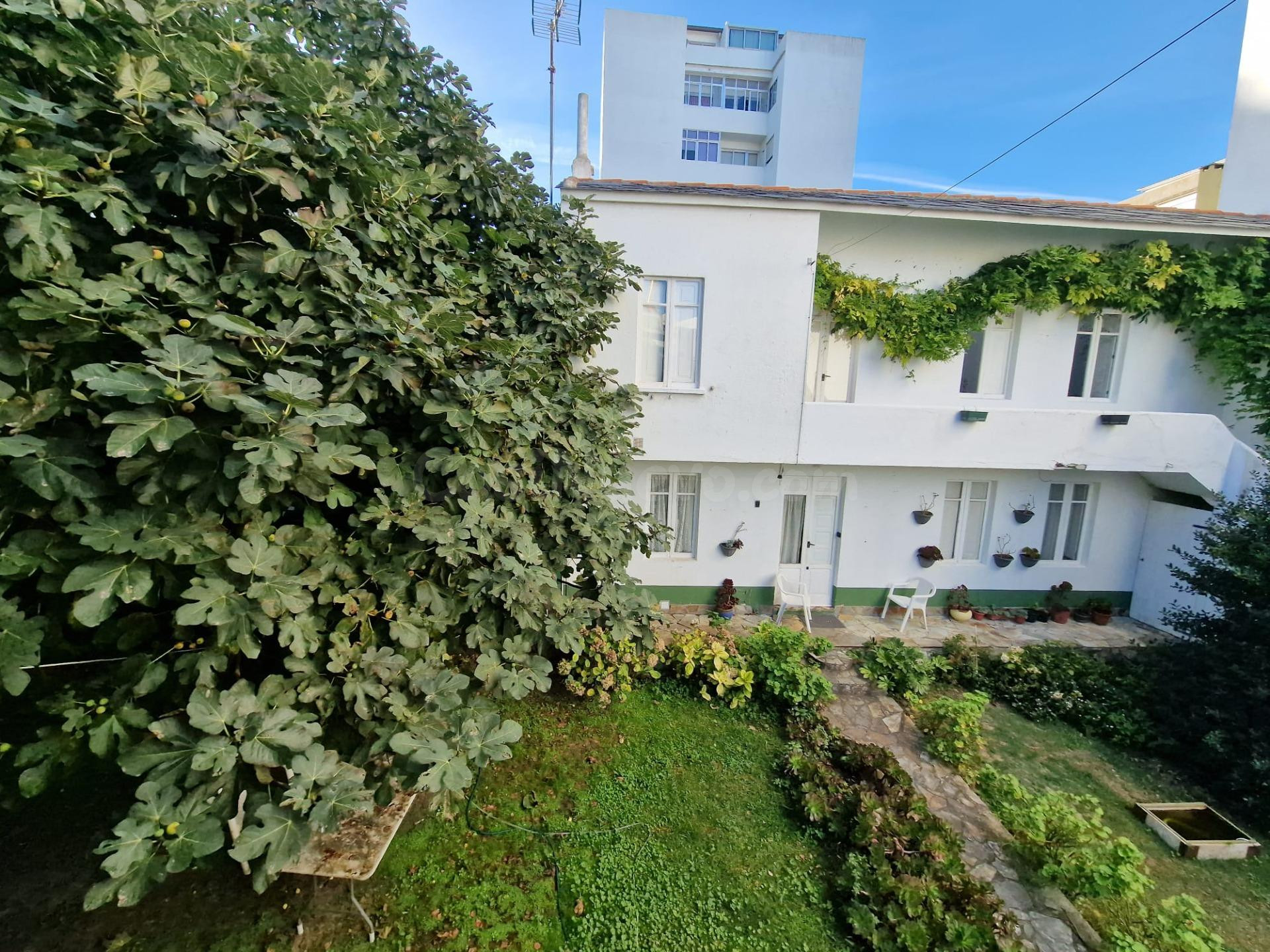 EXCLUSIVO CONJUNTO DE DOS CASAS CON JARDÍN Y GARAJE A 300 ME - foto 4