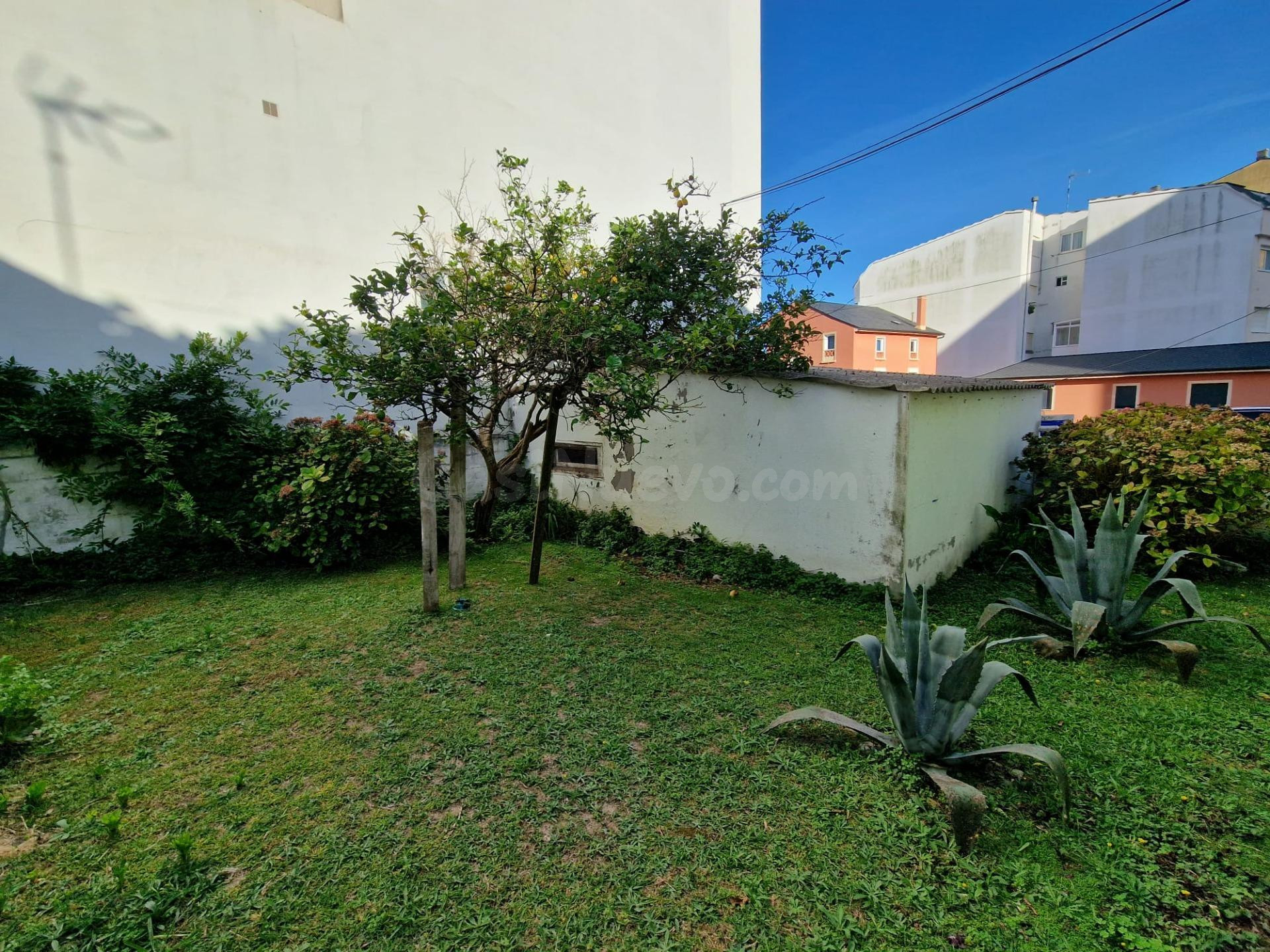 EXCLUSIVO CONJUNTO DE DOS CASAS CON JARDÍN Y GARAJE A 300 ME - foto 5