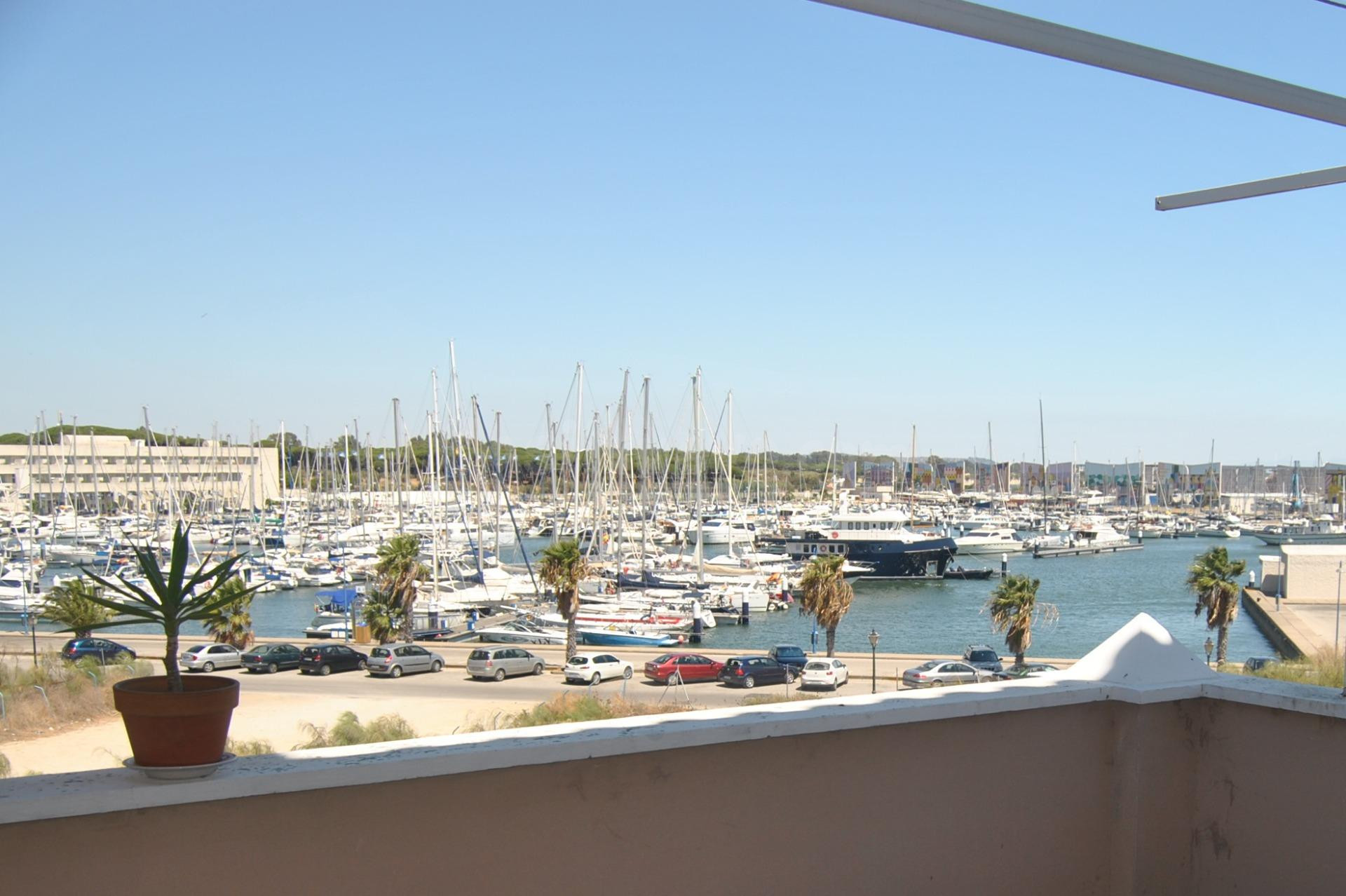 Vivienda ático dúplex con 4 dormitorios en Puerto Sherry, se alquila hasta junio, por temporada. Amueblada.