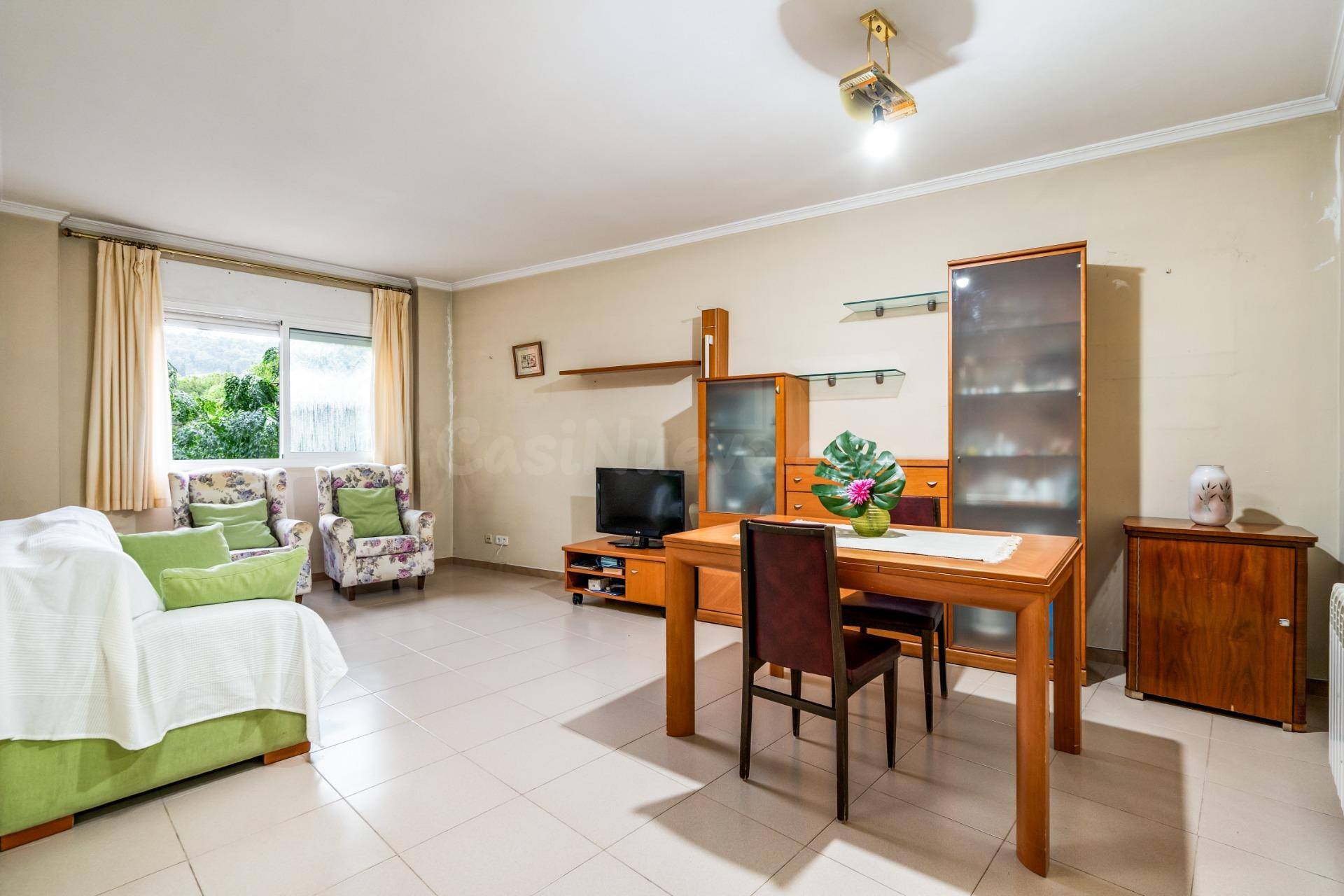 Piso 77m2., 3 Dormitorios, 2 Baños. Exterior con Patio y Ascensor.
