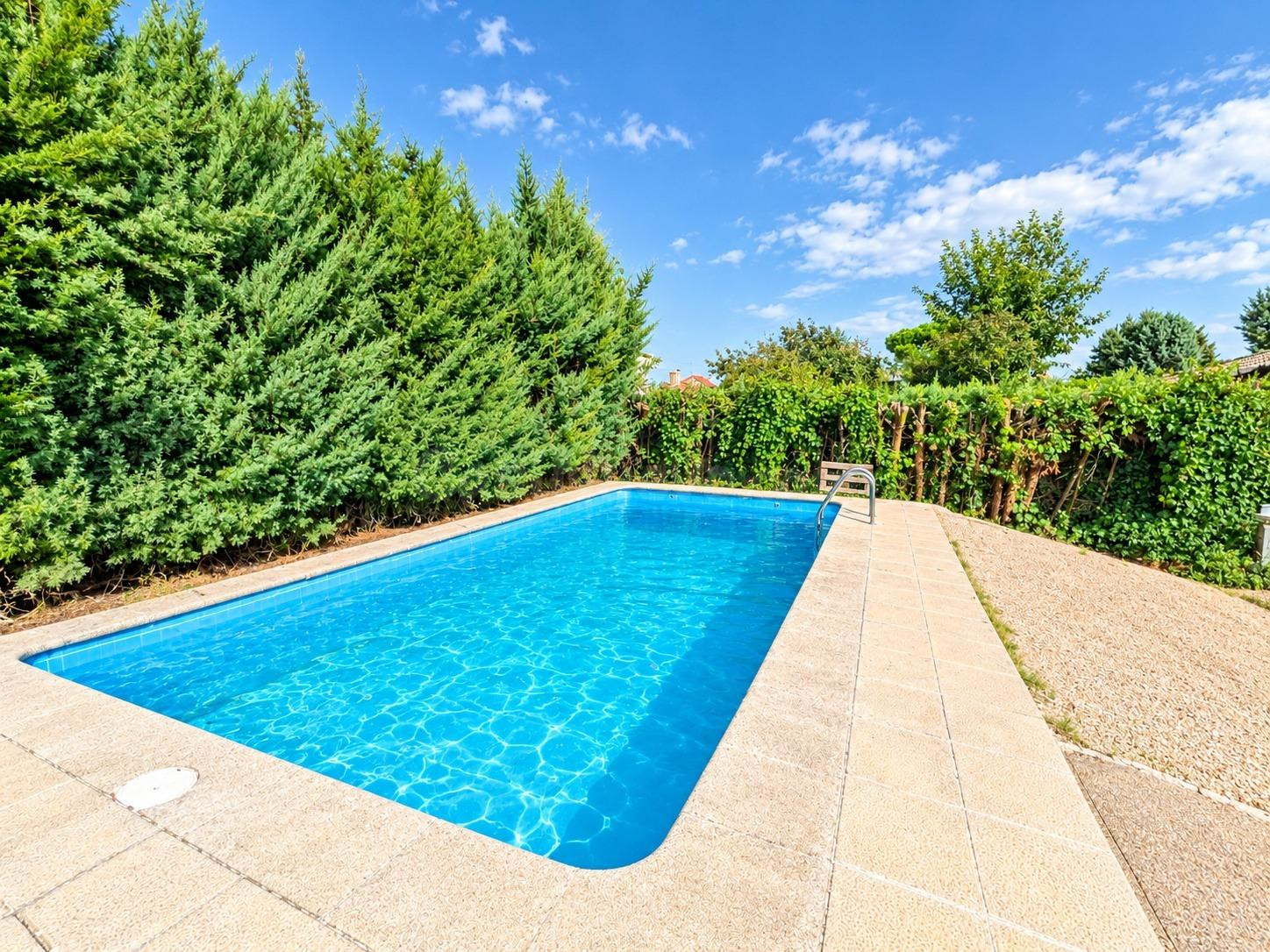 CHALET CON PISCINA EN URBANIZACIÓN - foto 2