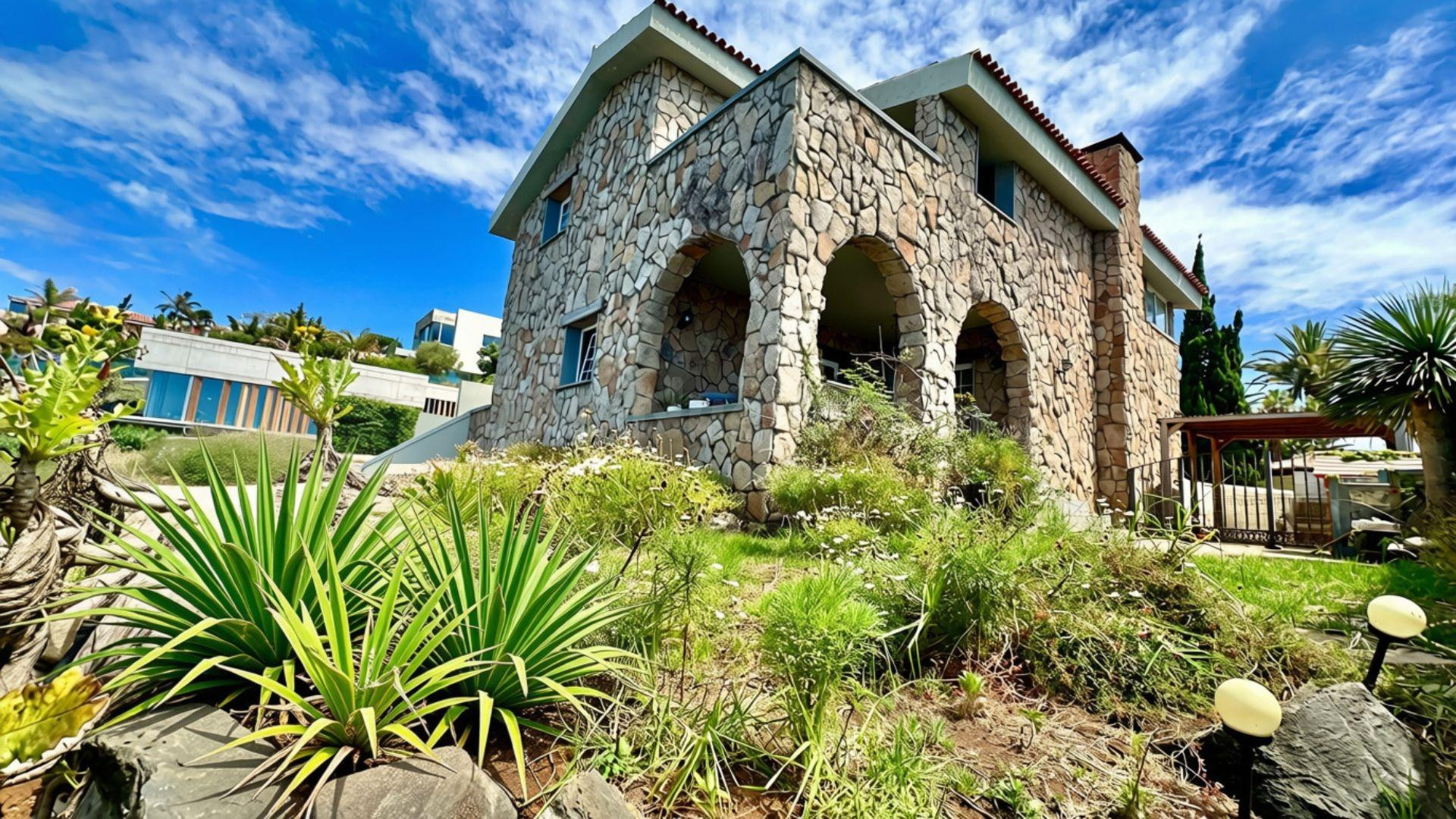 Villa independiente con piscina, jardines y vistas panorámicas al mar y al Teide.
