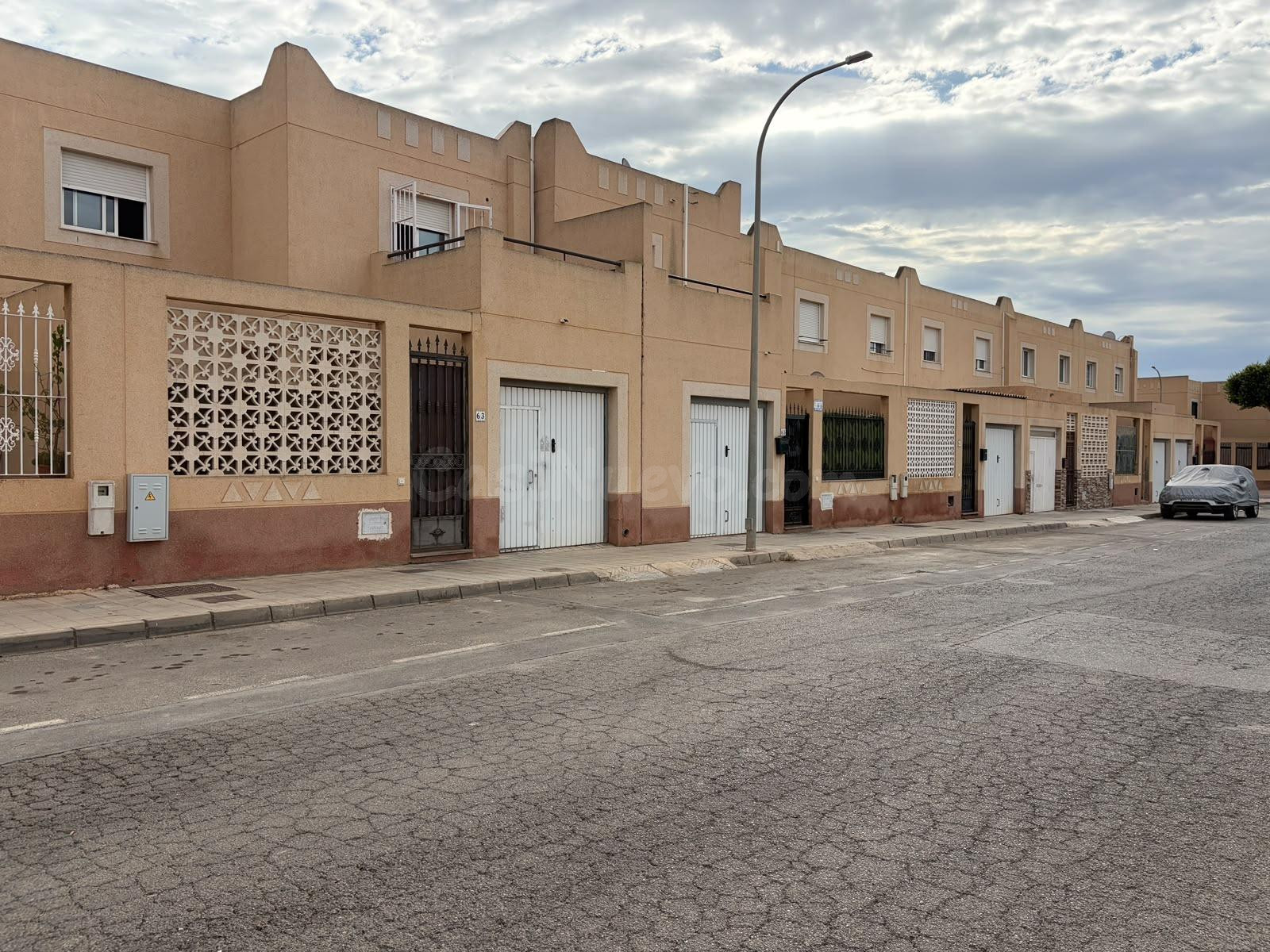 DÚPLEX ADOSADO EN SAN ISIDRO – 4 DORMITORIOS, GARAJE