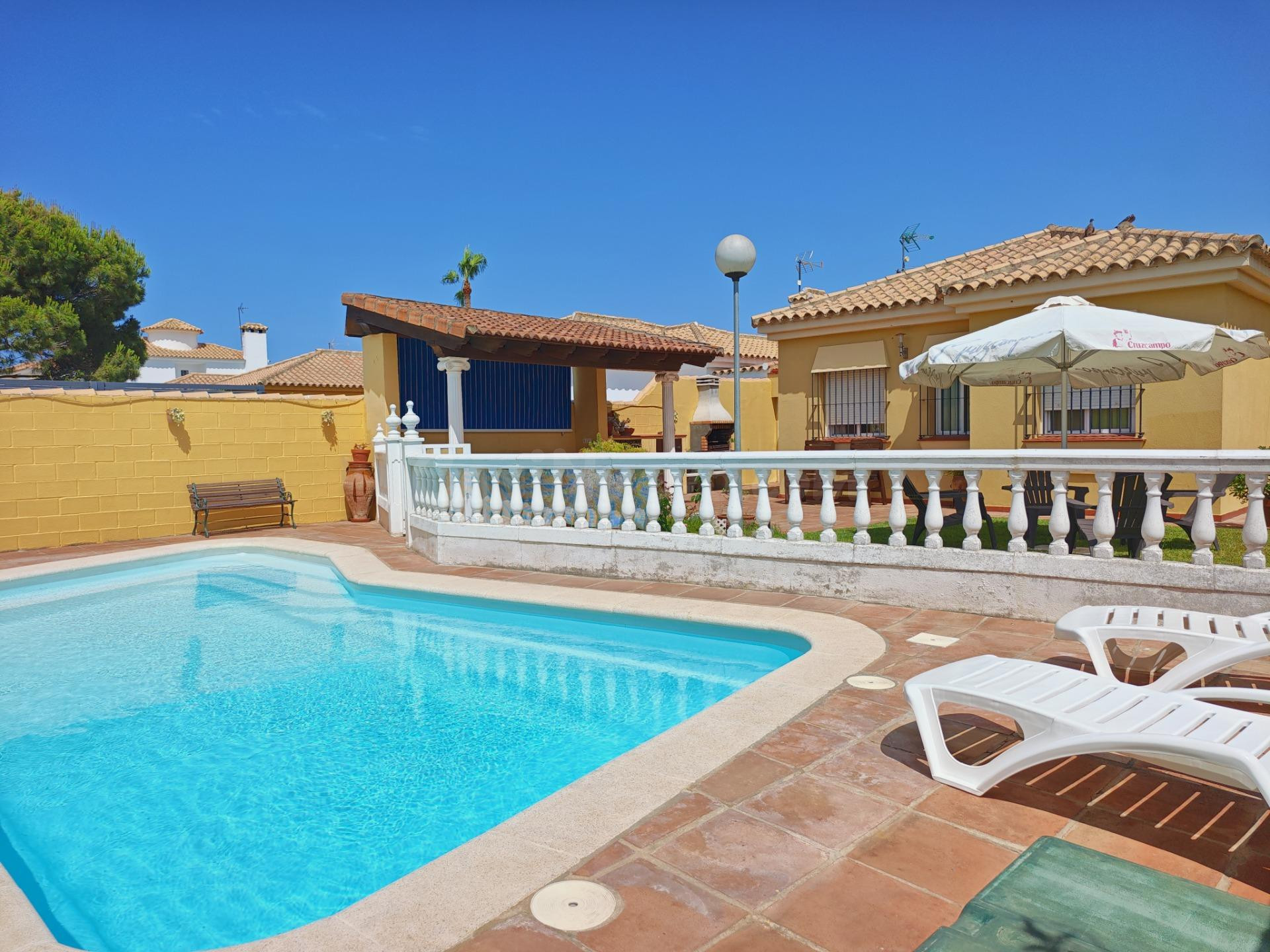 CHALET CON PISCINA EN SANCTI PETRI