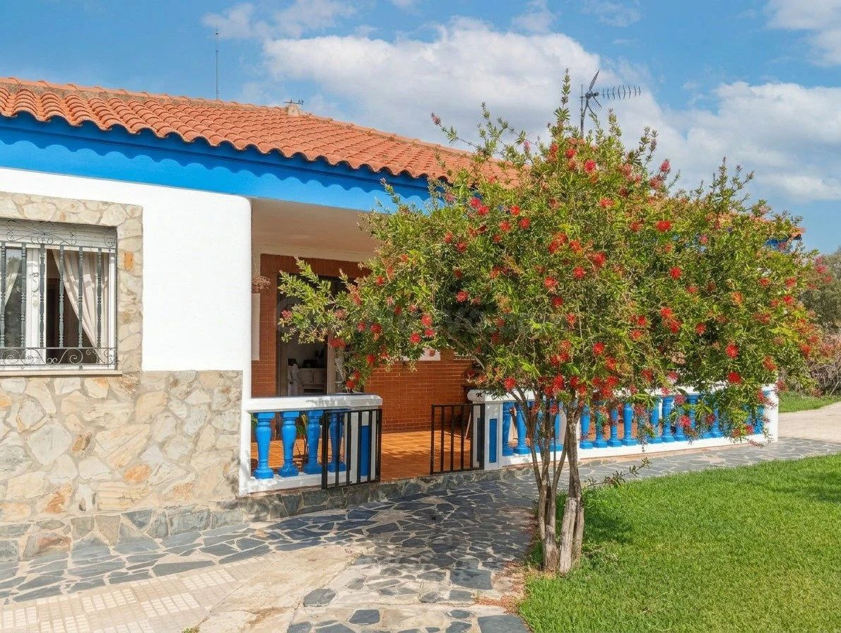 Chalet con piscina, bungalow y 2.500 m2 de parcela en Urbanización La Rocilla