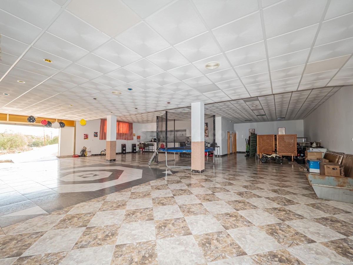 Local comercial 300m² en venta - South of spain