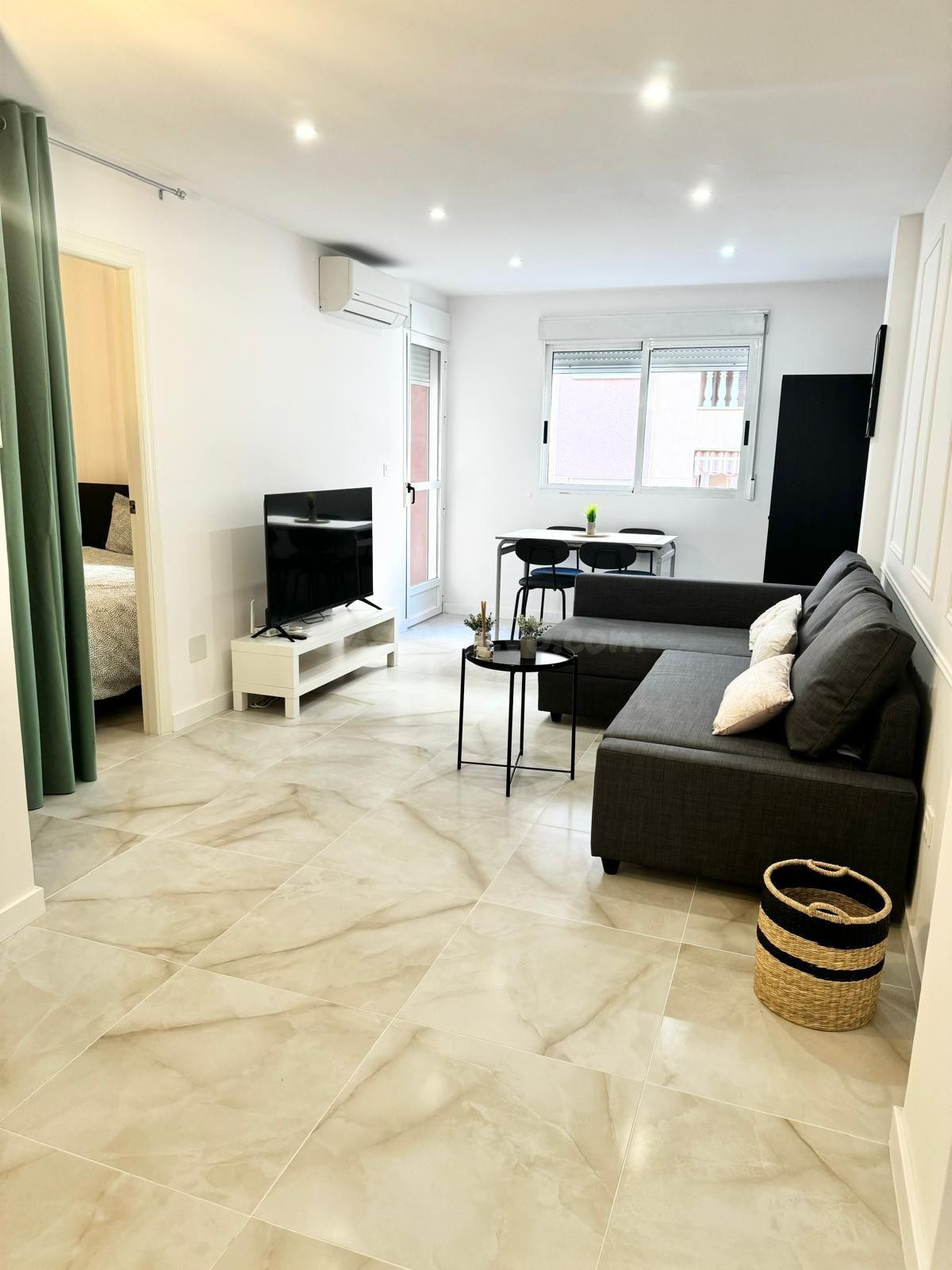 Apartamento de 2 dormitorios  Reformado con licencia turística, piscina  en el Centro de Torrevieja