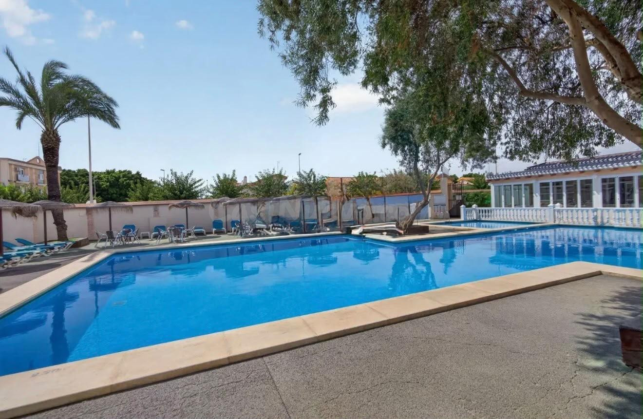 Elegante Chalet Reformado en Torre de la Horadada - €299,000