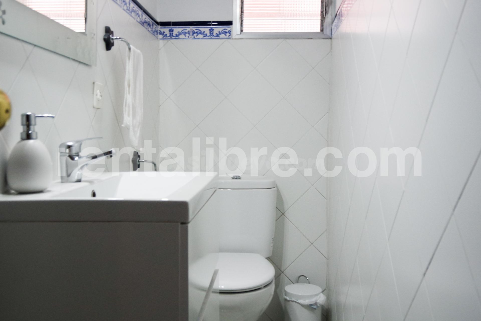 SE ALQUILA CASA CON PATIO – 3 DORMITORIOS – 1.100 €/MES - foto 4