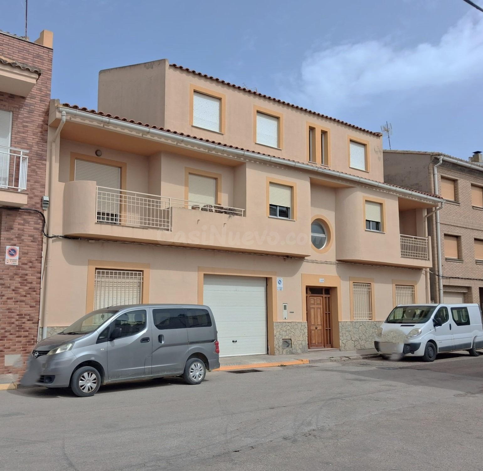 Amplia vivienda con gran garaje, patio y excelente luminosidad