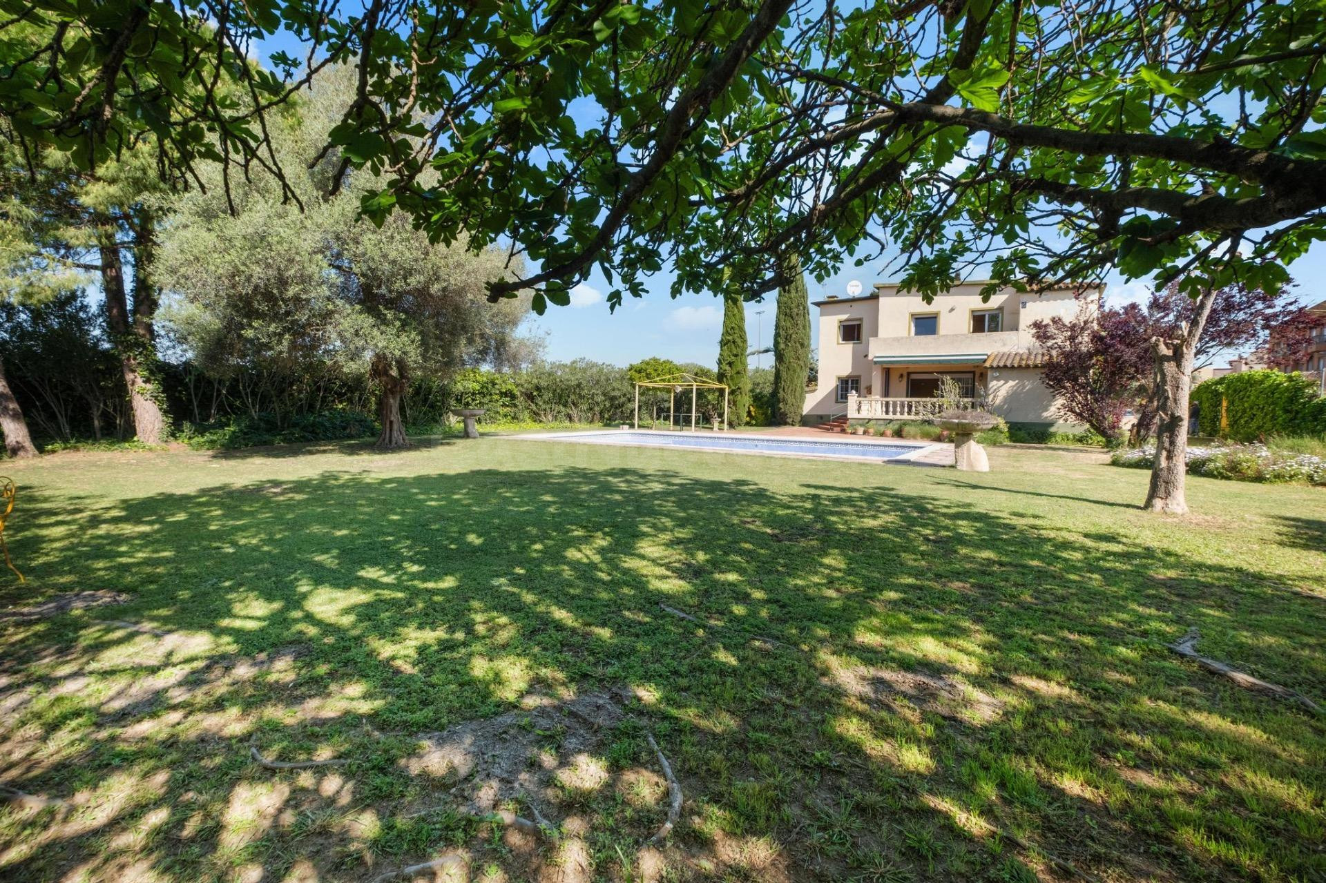 Villa con enorme jardín y piscina en pleno centro, a 5 minut