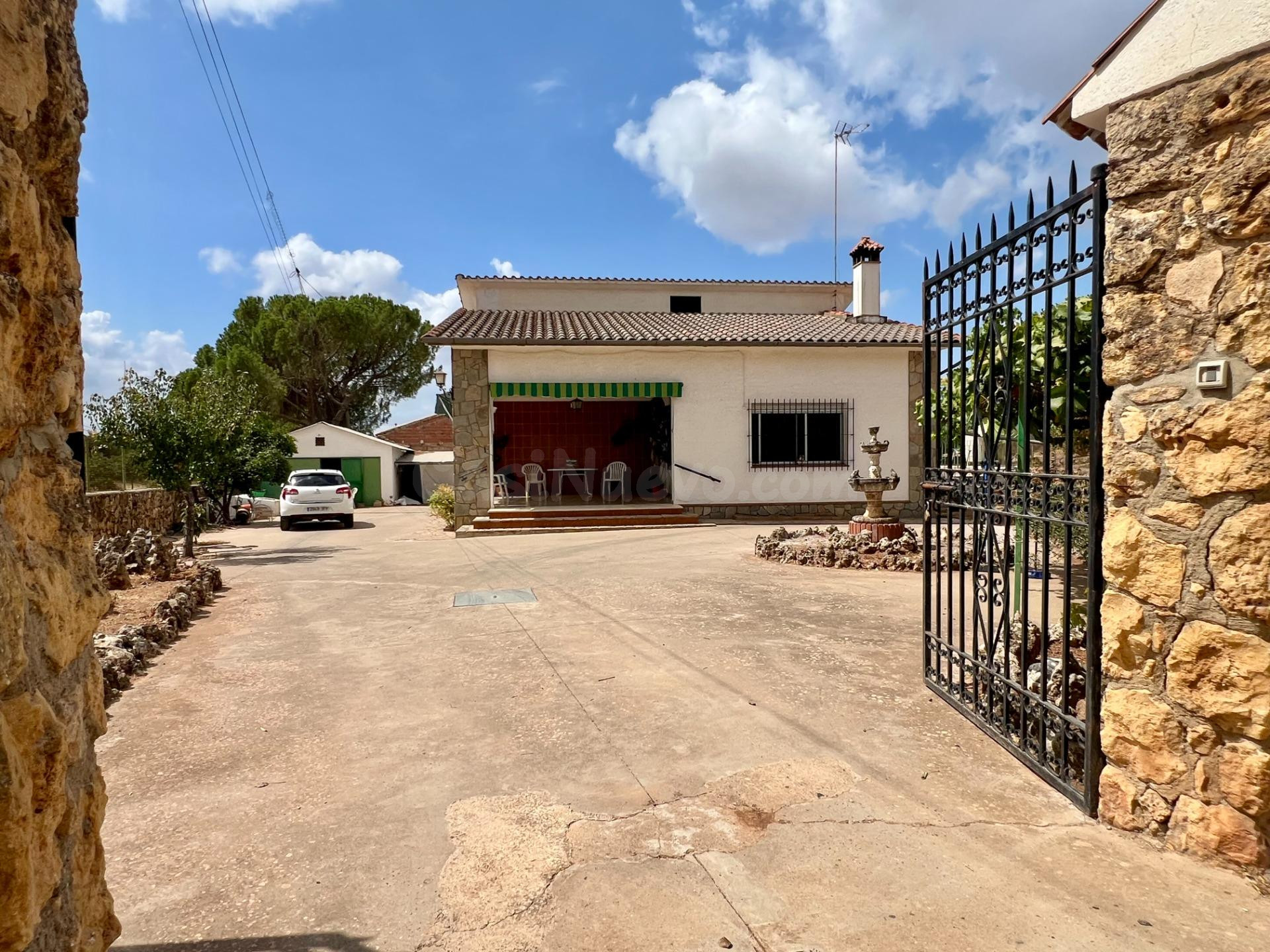 TU REFUGIO EN EL CAMPO: FINCA CON PISCINA, HUERTO Y CASA DE  - foto 2
