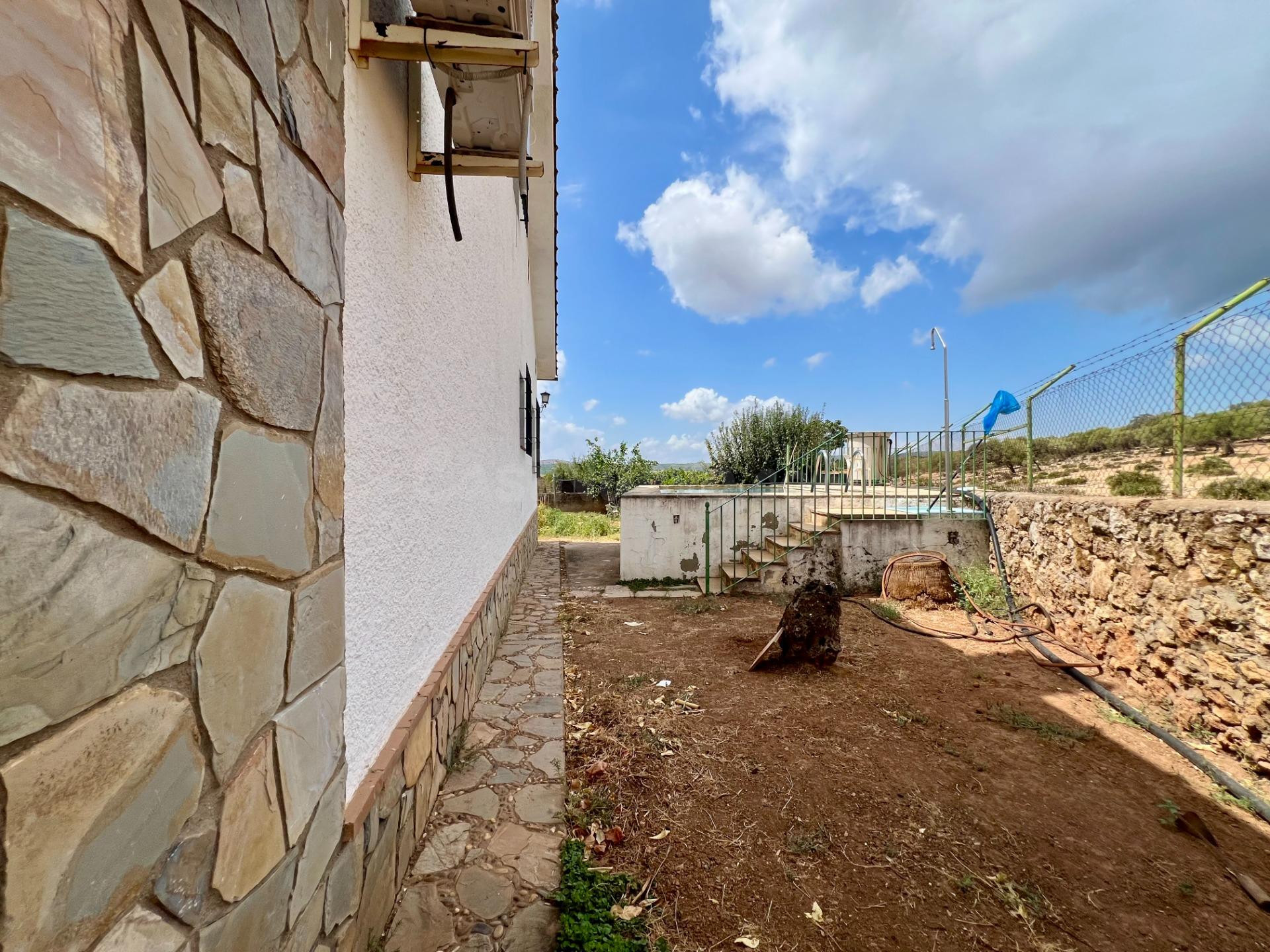 TU REFUGIO EN EL CAMPO: FINCA CON PISCINA, HUERTO Y CASA DE  - foto 4