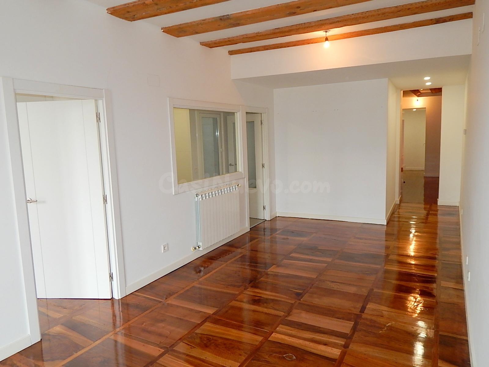 ETXEA vende piso en la Plaza de Castillo, 3 dormitorios, 2 baños, ascensor, 2ª altura