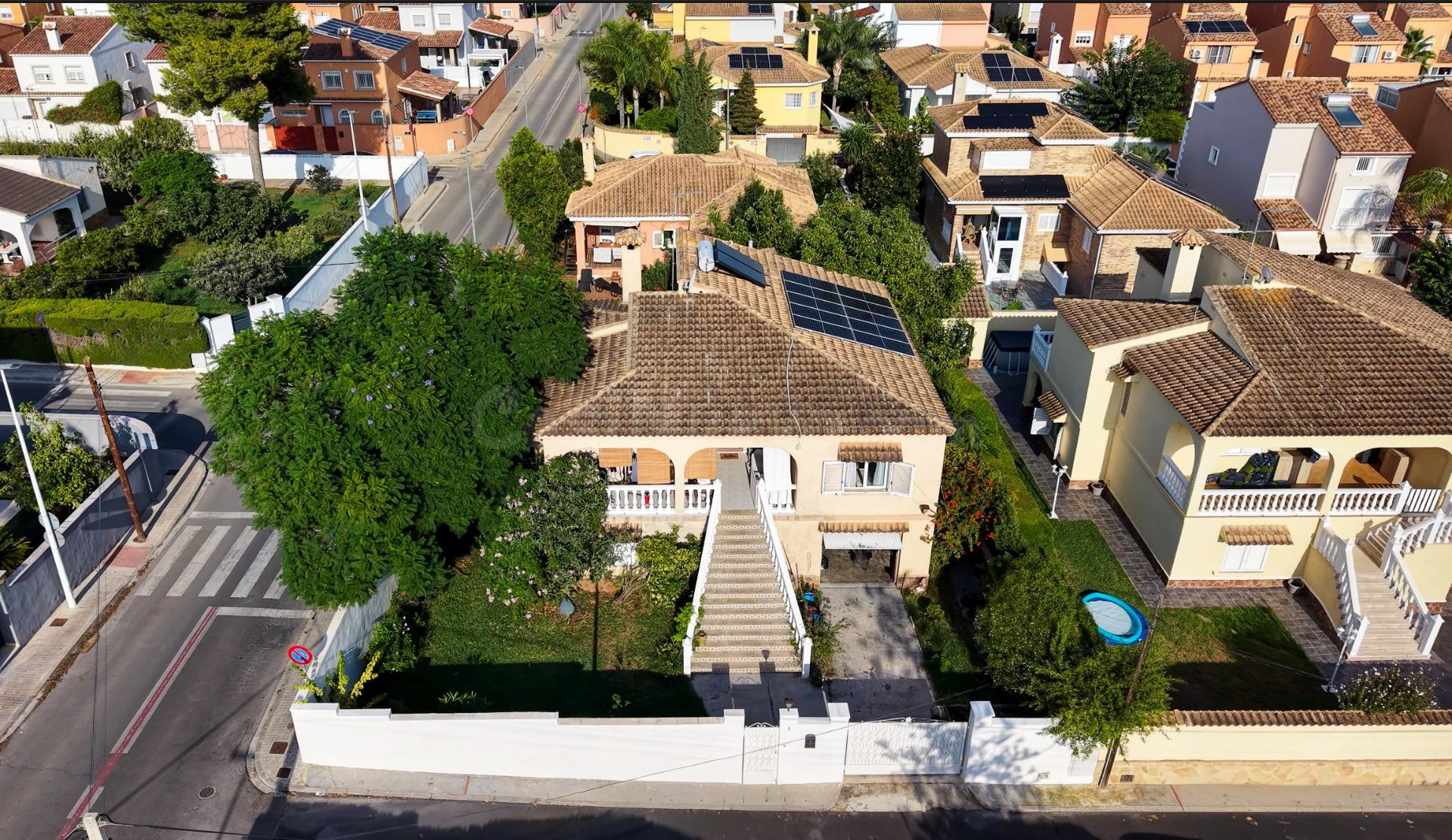 Chalet independiente en parcela esquinera de 515 m2 con gran - foto 2