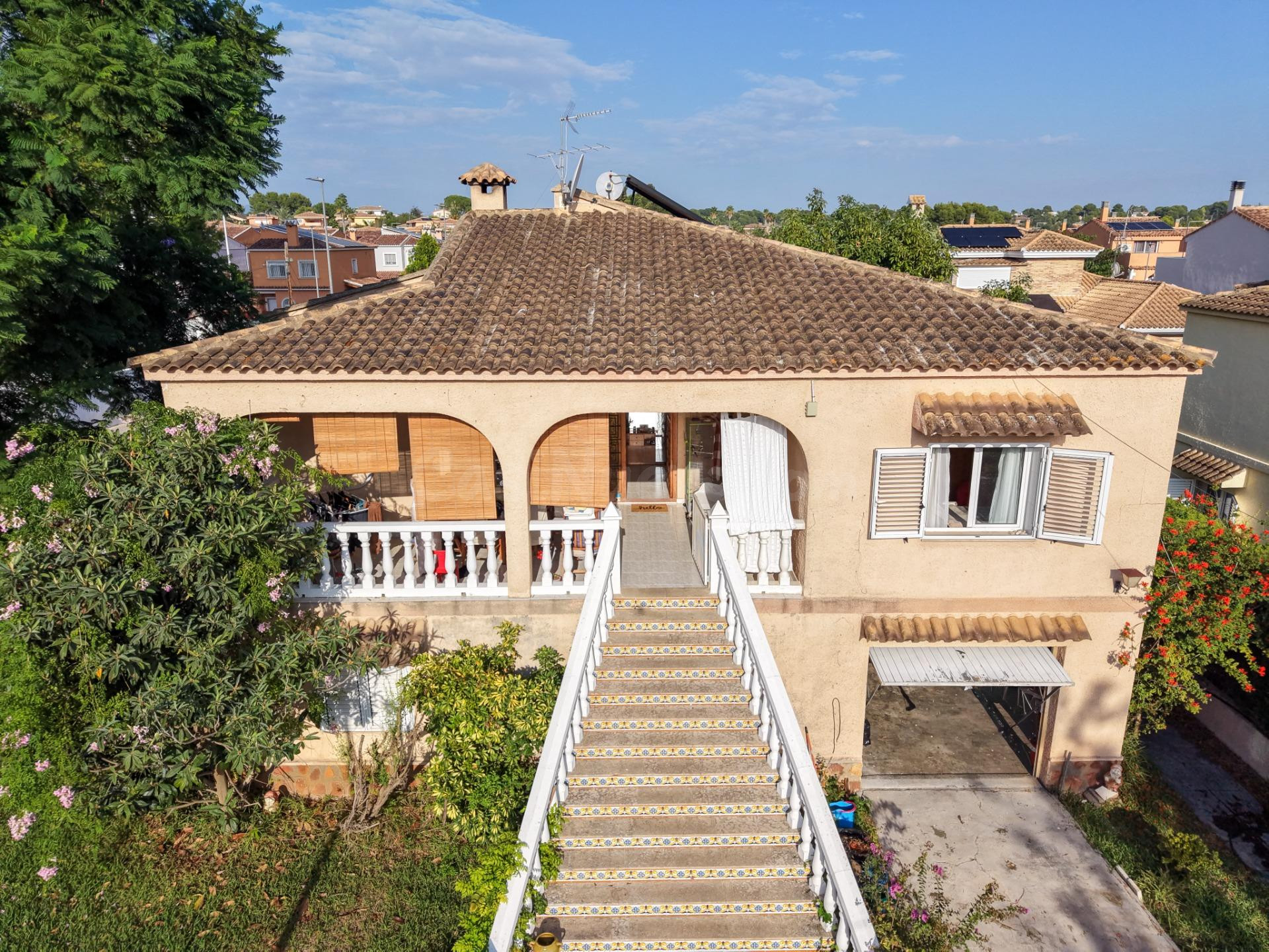 Chalet independiente en parcela esquinera de 515 m2 con gran - foto 5