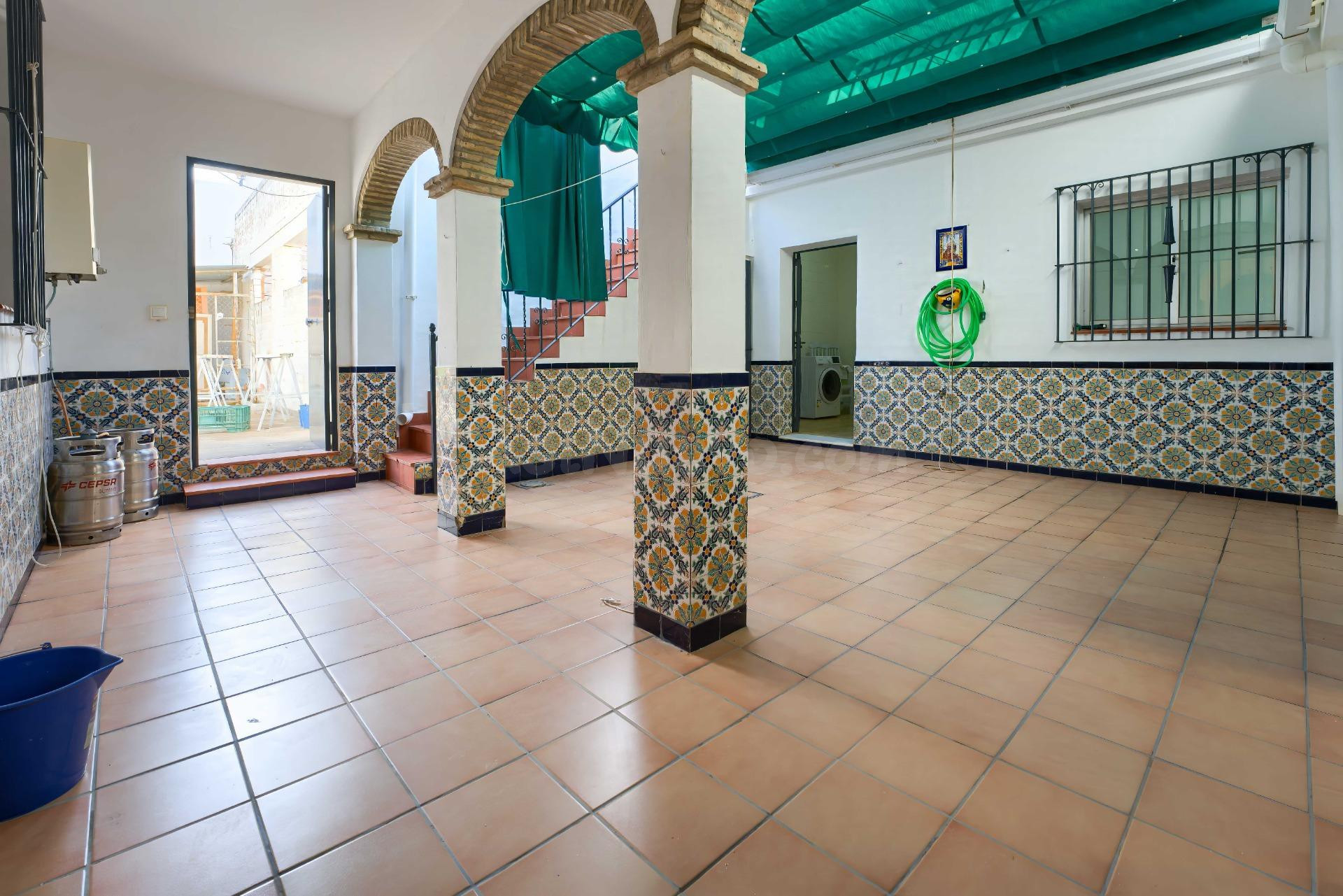 ¡¡ESPECTACULAR!! Adosada de esquina de 223 m2 con patio, ter - foto 2