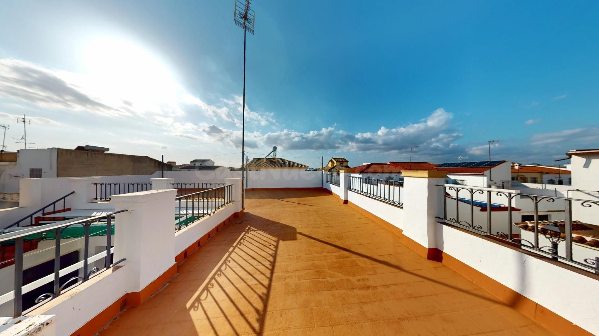 ¡¡ESPECTACULAR!! Adosada de esquina de 223 m2 con patio, ter - foto 3