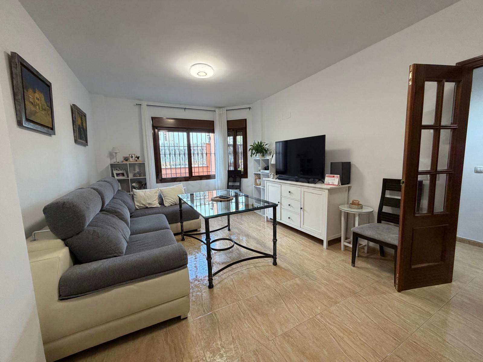 ¡Casa adosada con patio, garaje y sótano en La Victoria, Córdoba!