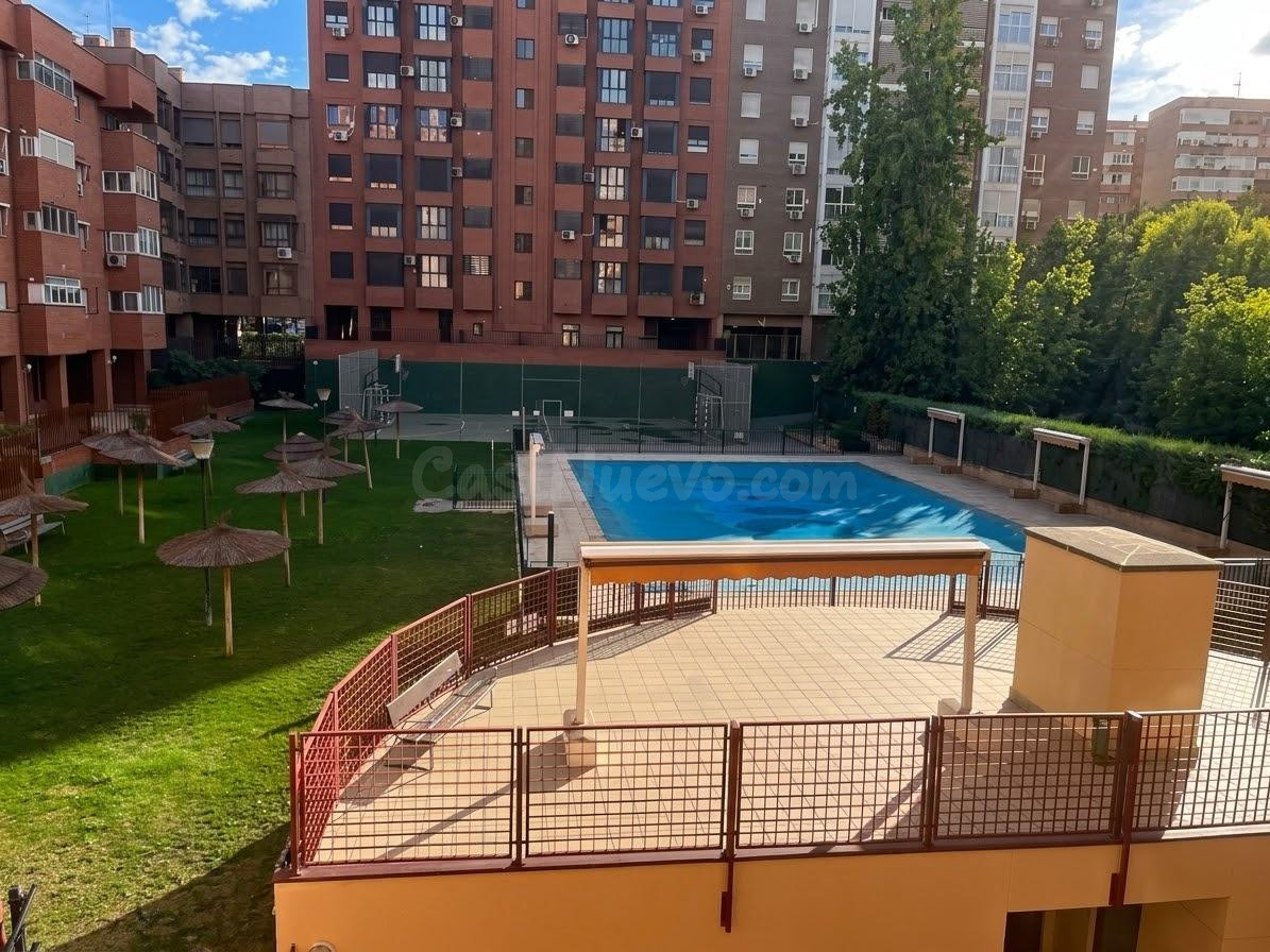 Piso exterior con piscina y muy luminoso en calle Querol,8