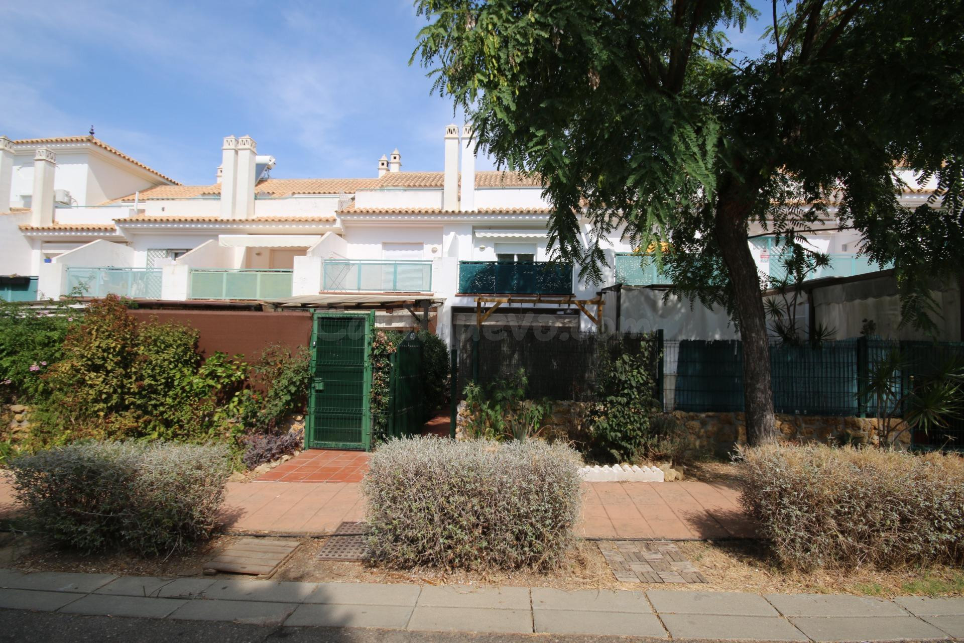 Exclusivo adosado de 3 plantas en Hoyo 14 junto al Campo de Golf – Nuevo Portil