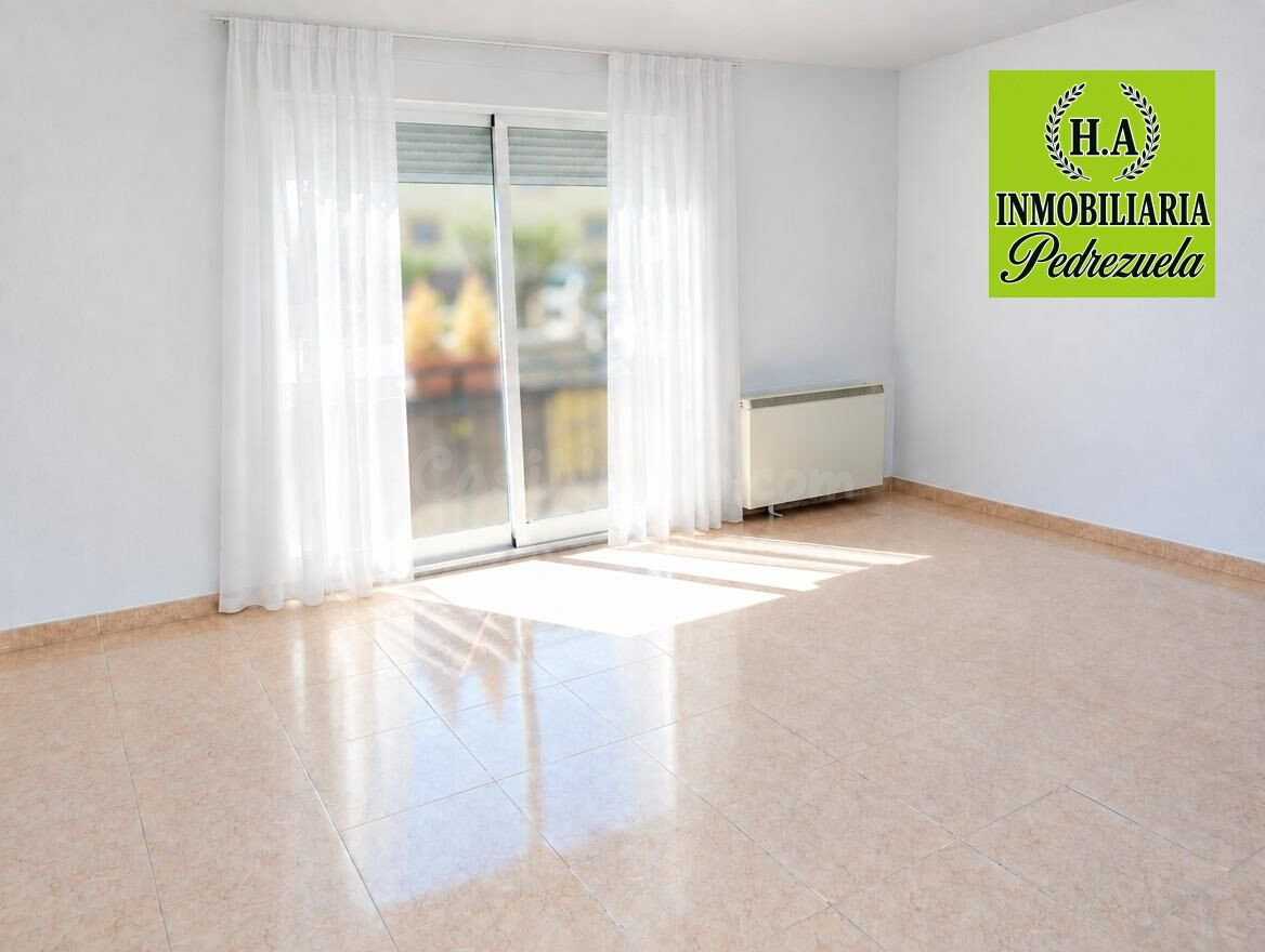 Oportunidad Única: Piso Luminoso en Pedrezuela con Plaza de 