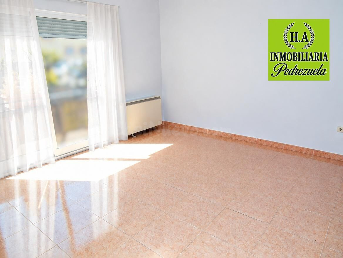 Oportunidad Única: Piso Luminoso en Pedrezuela con Plaza de  - foto 2
