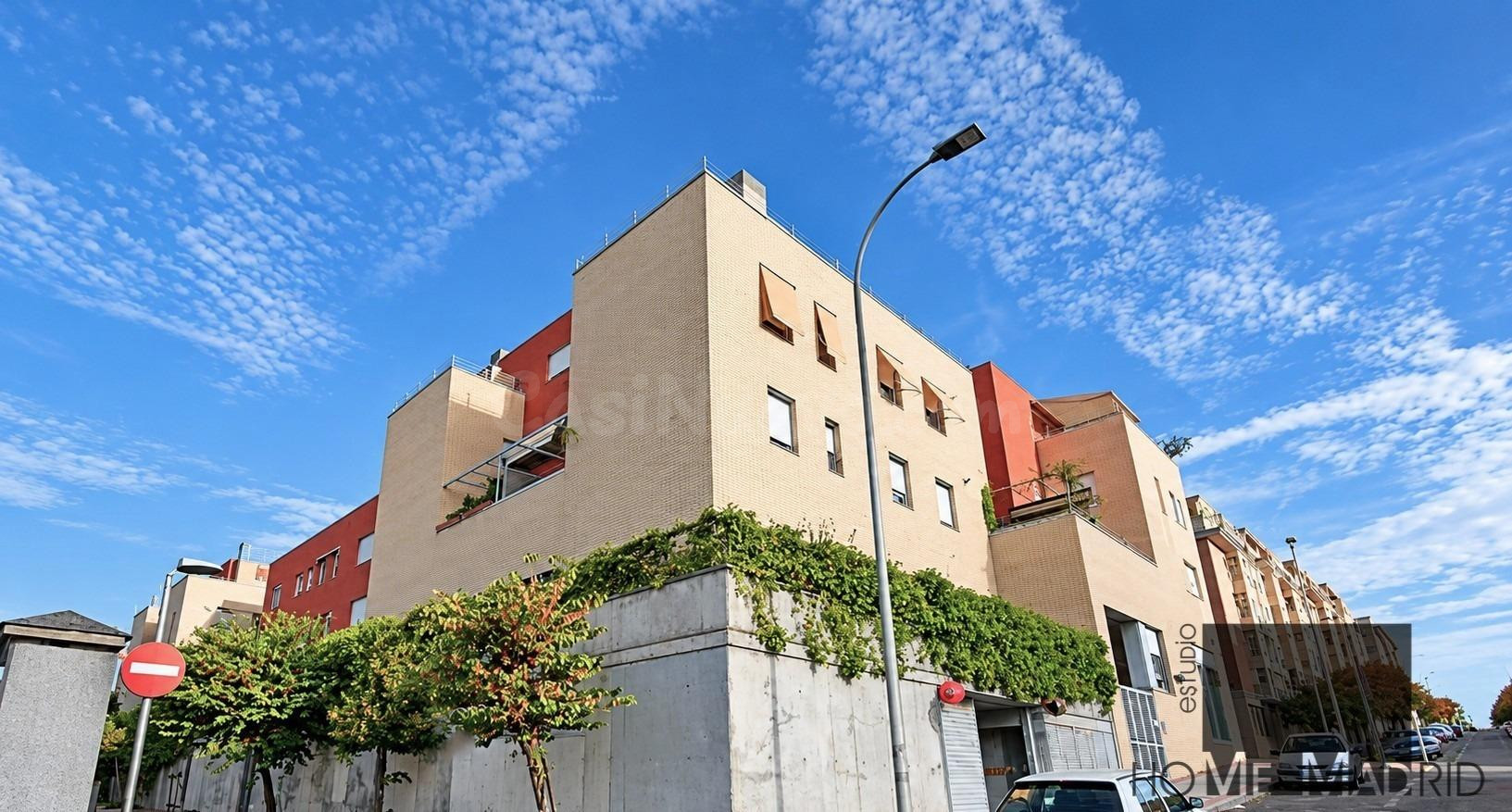 ESTUDIO HOME MADRID OFRECE vivienda de 99 m2 construidos, en urbanización cerrada, en la zona de Montecarmelo.