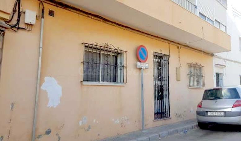 ¡GRAN CASA ADOSADA DE 351 M2 CON ENORME POTENCIAL EN ALGECIR - foto 3