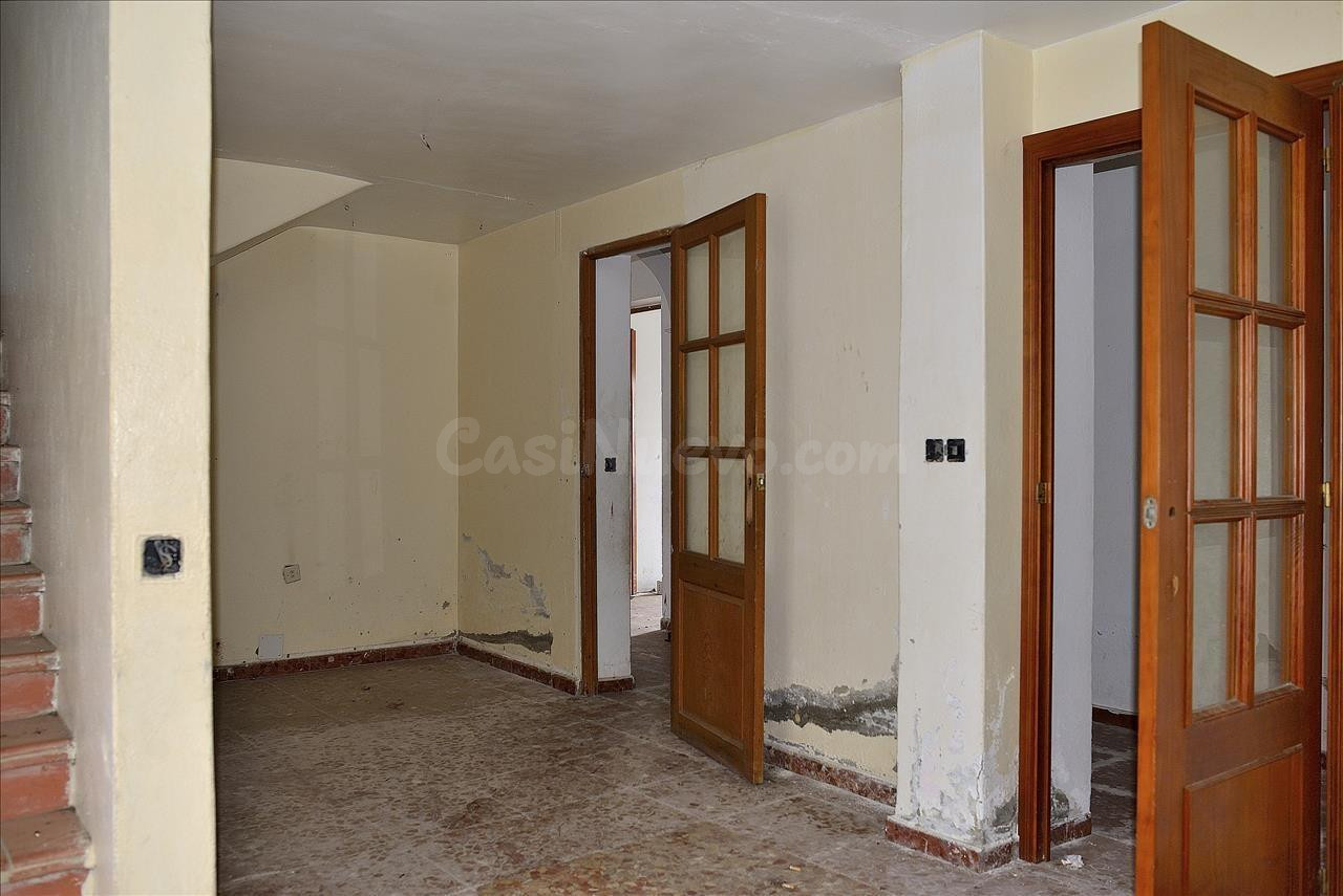 ¡GRAN CASA ADOSADA DE 351 M2 CON ENORME POTENCIAL EN ALGECIR - foto 4