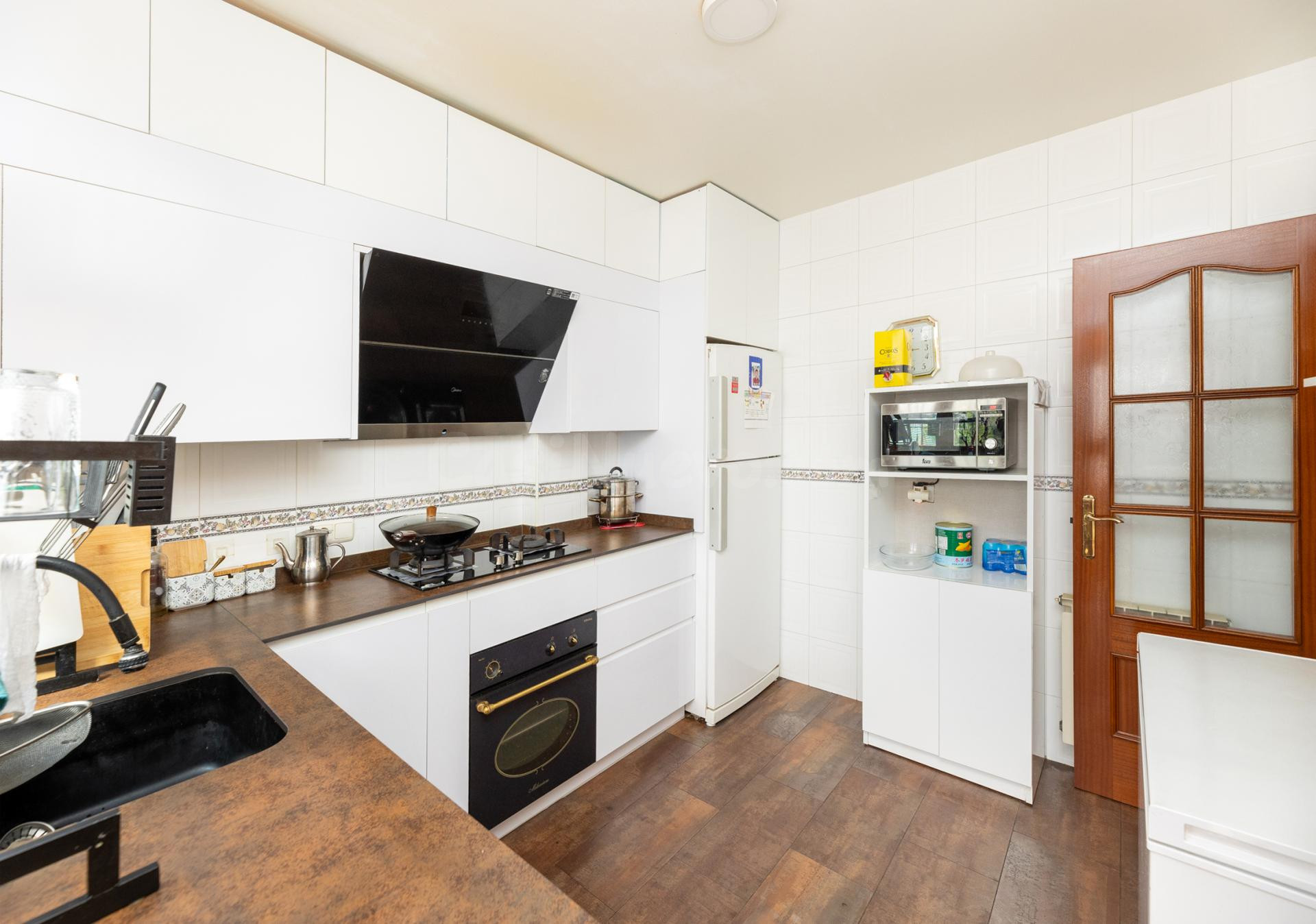 SE VENDE BONITA CASA ADOSADA DE 4 DORMITORIOS CON PISCINA PRIVADA, GARAJE Y GIMNASIO