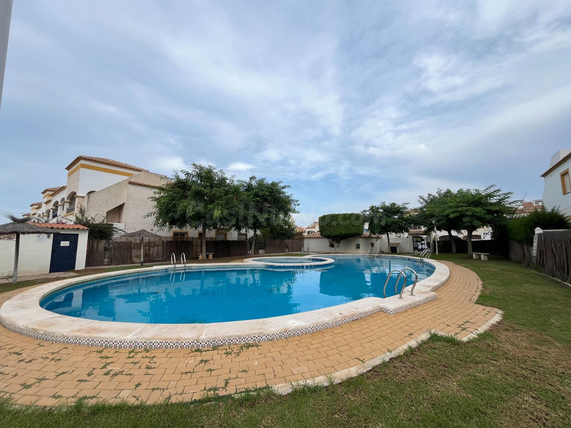 ¡Tu oasis en Altomar II, Gran Alacant. Bungalow acogedor con terraza y piscina!