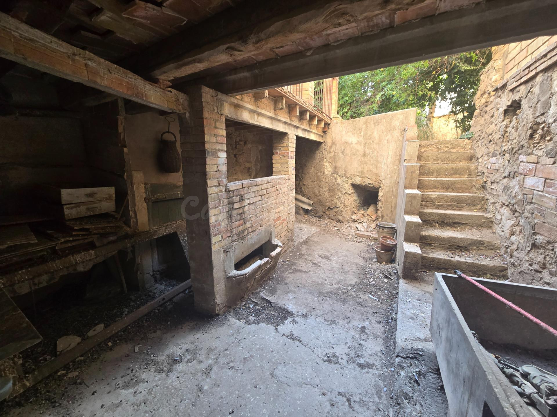 Oportunitat al centre de Tàrrega: Casa per reformar amb terr