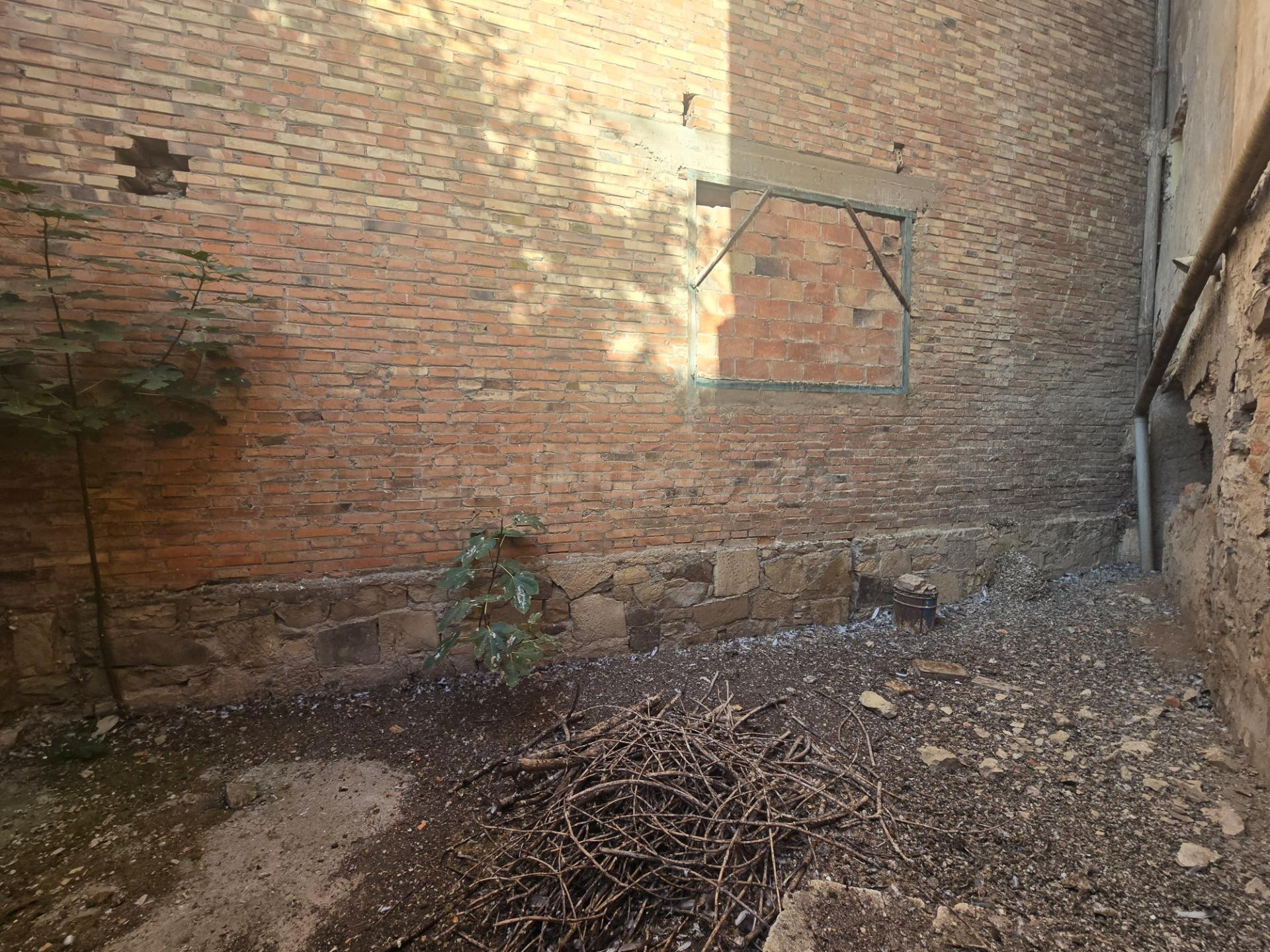 Oportunitat al centre de Tàrrega: Casa per reformar amb terr - foto 3
