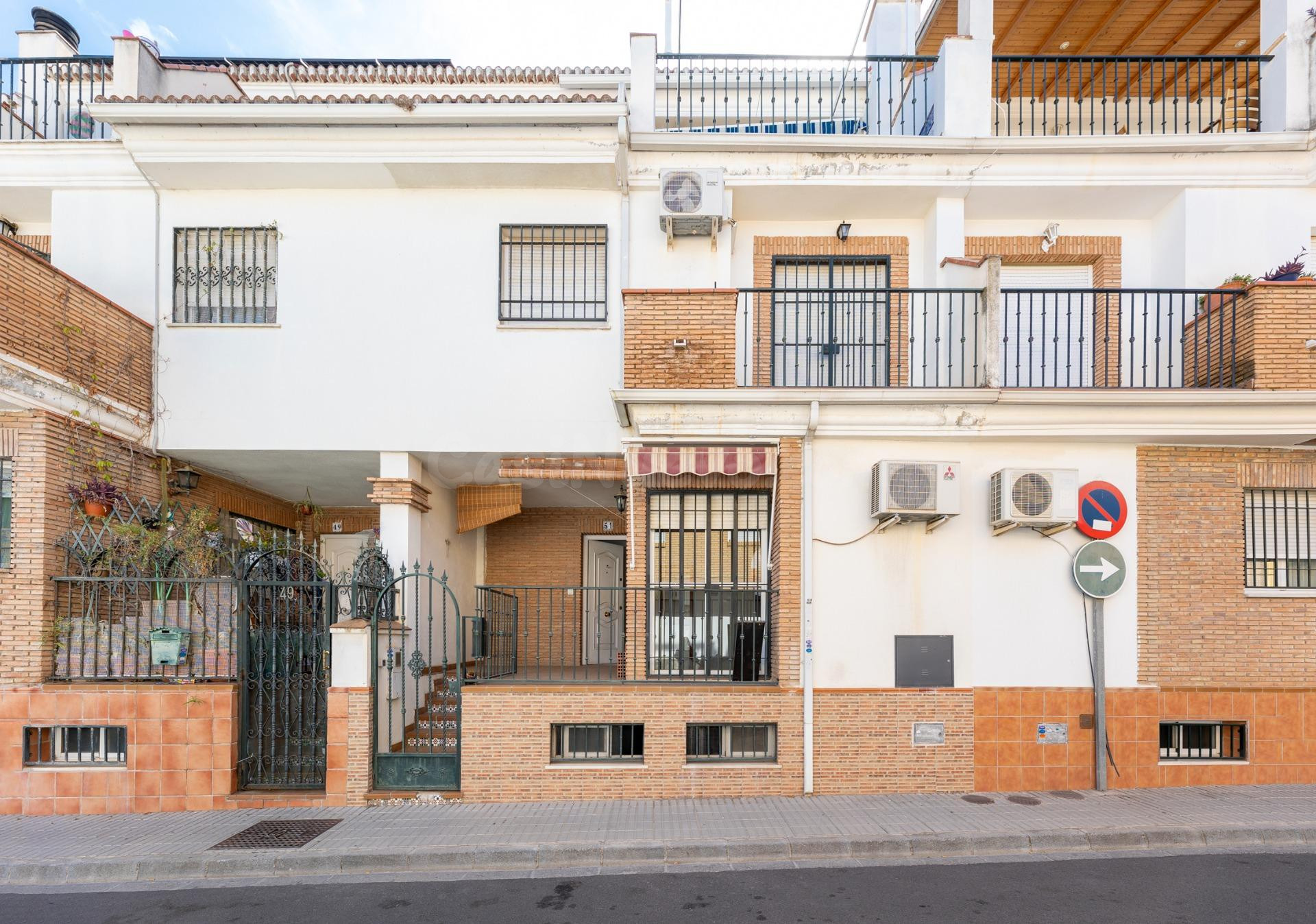 Vive en el corazón de Armilla: 4 dormitorios, patio, terraza y garaje
