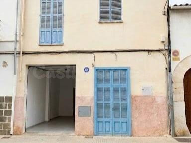 CASA CON PATIO Y GARAJE EN SA POBLA | 3 DORM. + ESTUDIO | POZO | TERRAZAS | 200 m2