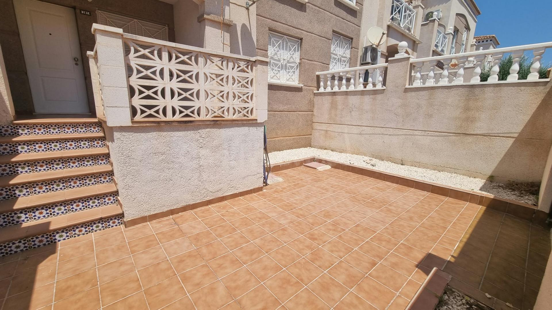 BUNGALOW EN PLANTA BAJA CON PISCINA COMUNITARIA - ZONA ALTOS DE LA BAHÍA, TORREVIEJA