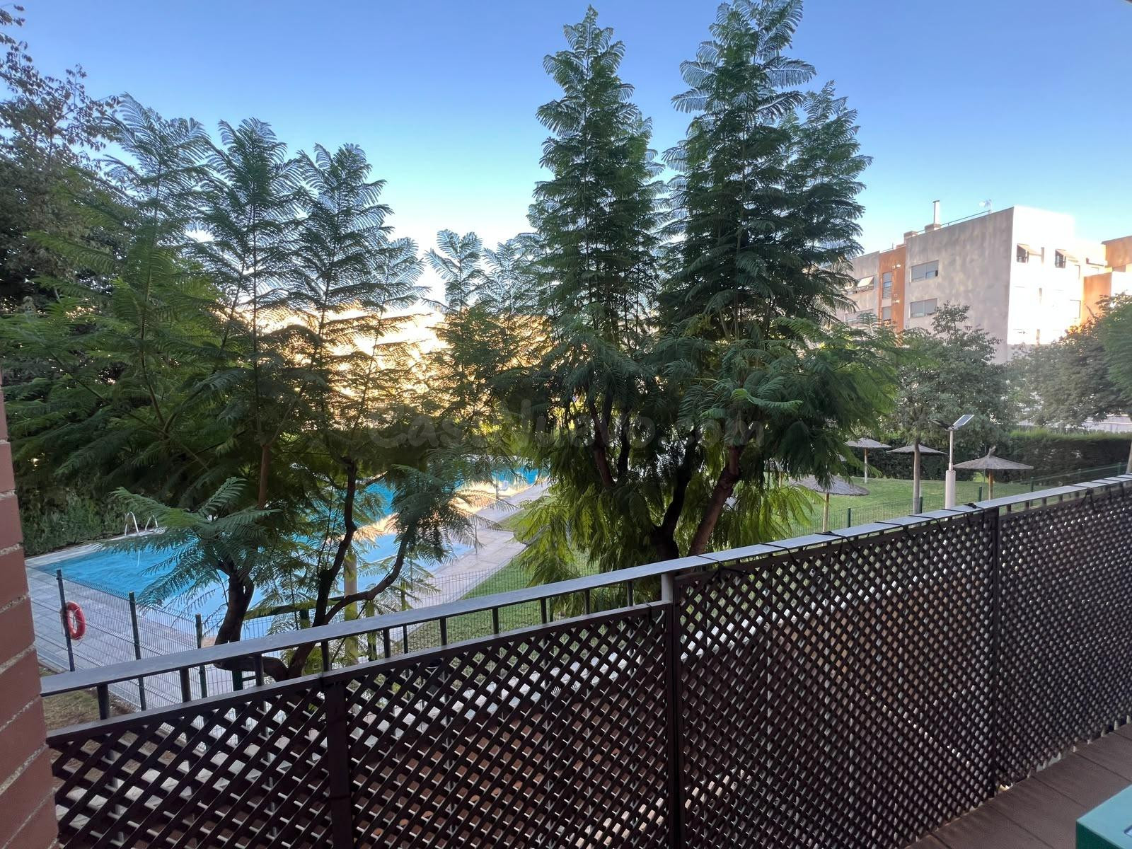 ¡Vivienda VPO de 4 dormitorios y 2 baños con piscina, terraza y garaje, en Noreña!