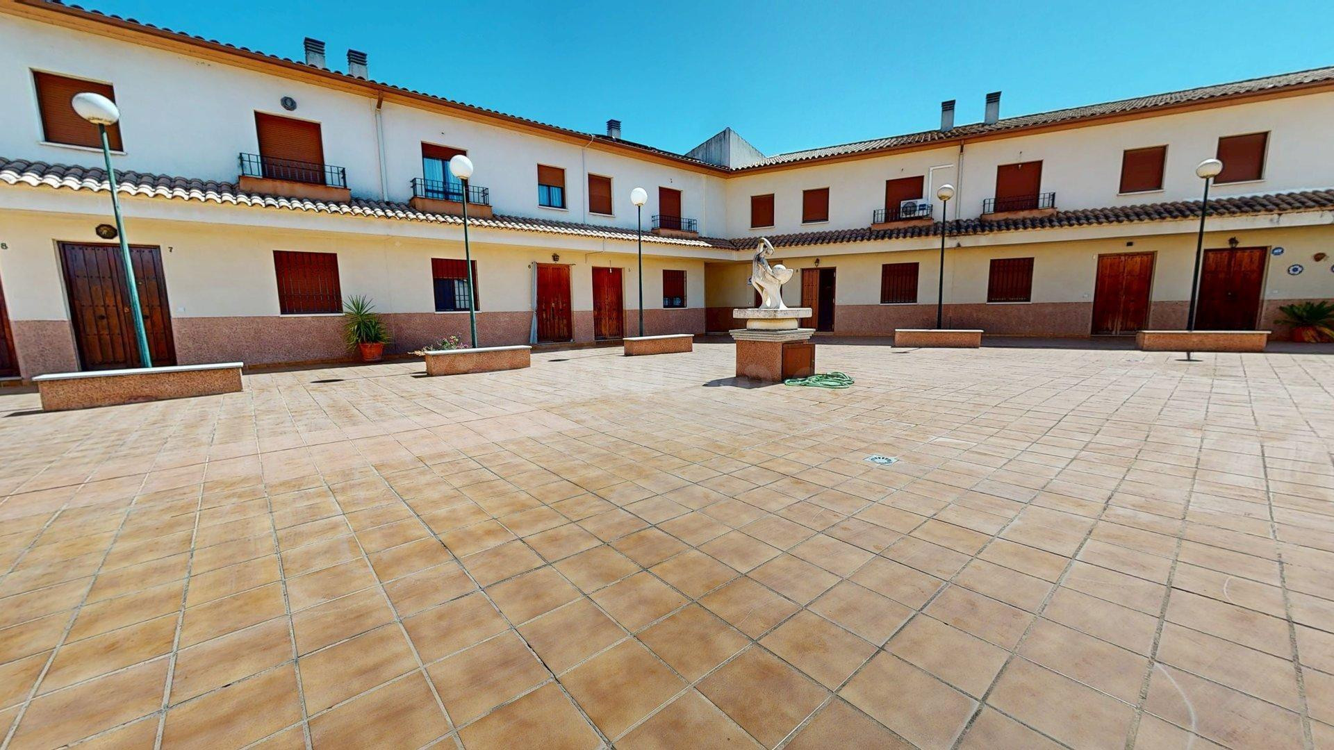Magnífica vivienda adosada de 3 dormitorios con terraza en urbanización cerrada en Villafranca