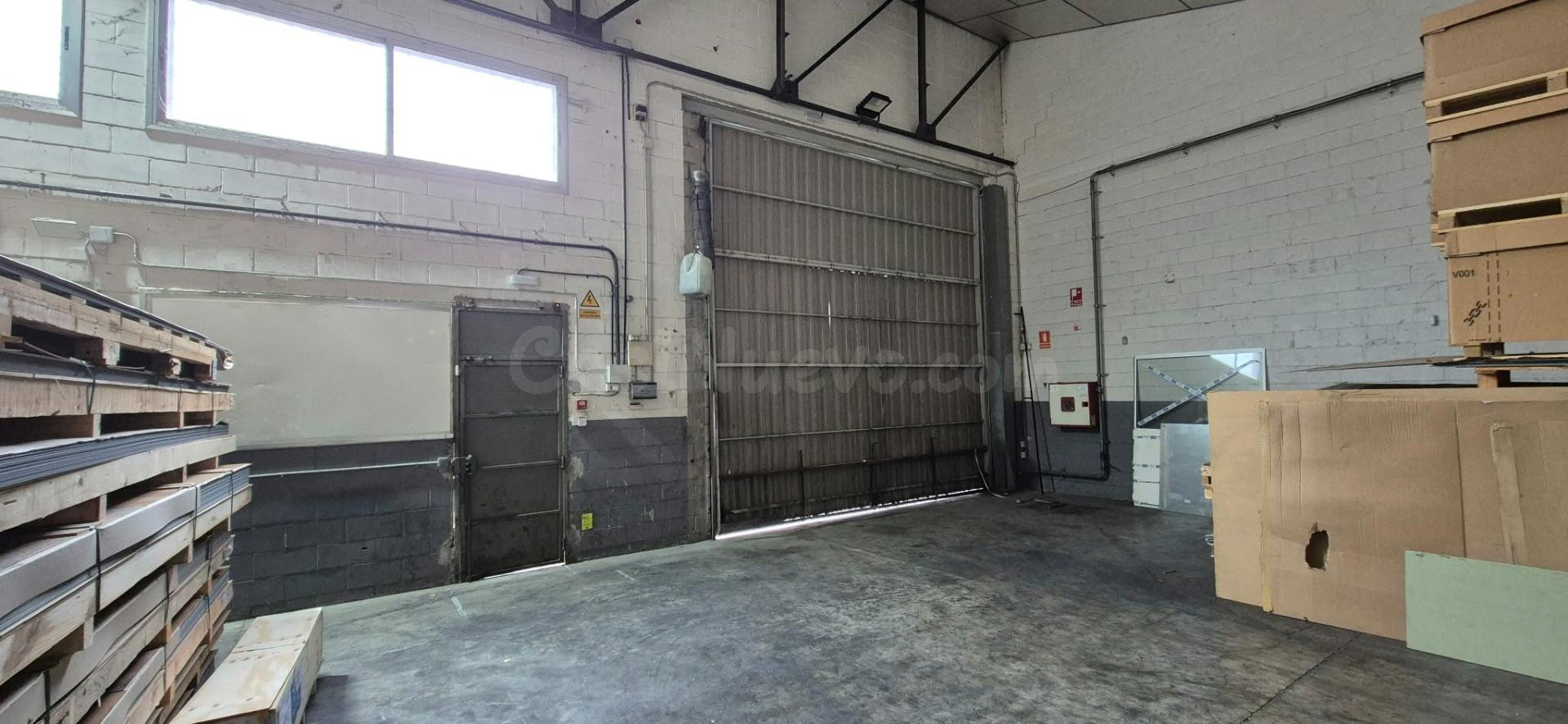NAVE INDUSTRIAL EN RUBÍ