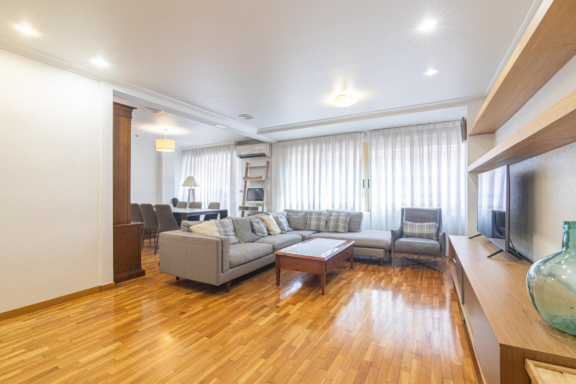 Te presentamos tu nueva casa en el centro: ascensor, 3 habitaciones (con posibilidad de 4), 2 baños, trastero.... y excelentes calidades!!!!