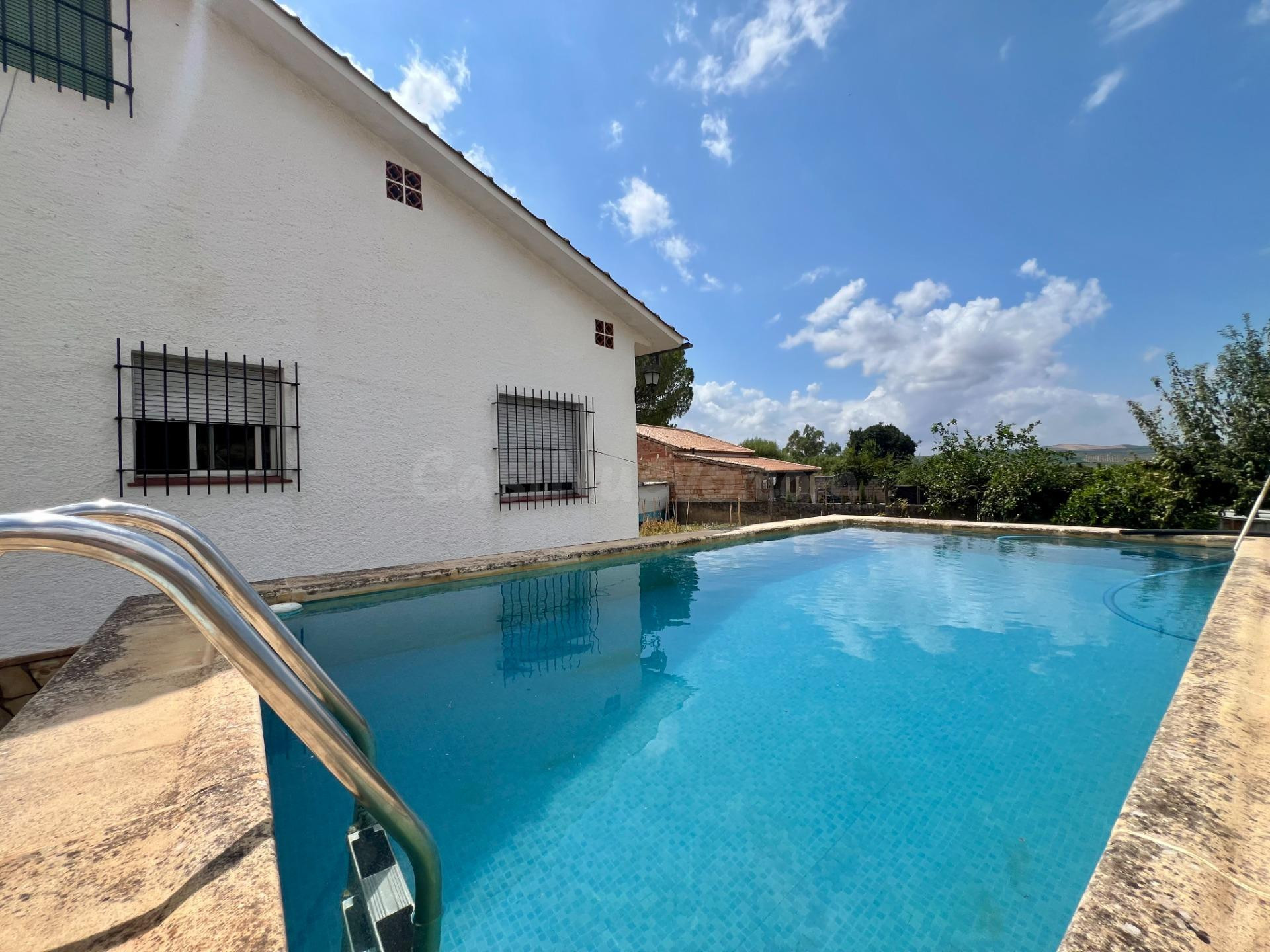 FINCA CON PISCINA, HUERTO, POZO Y VIVIENDA