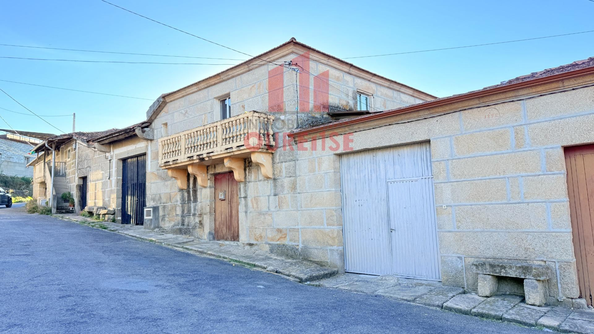 CASA TRADICIONAL DE PIEDRA CON GRAN PARCELA Y ANEXOS EN ABAV